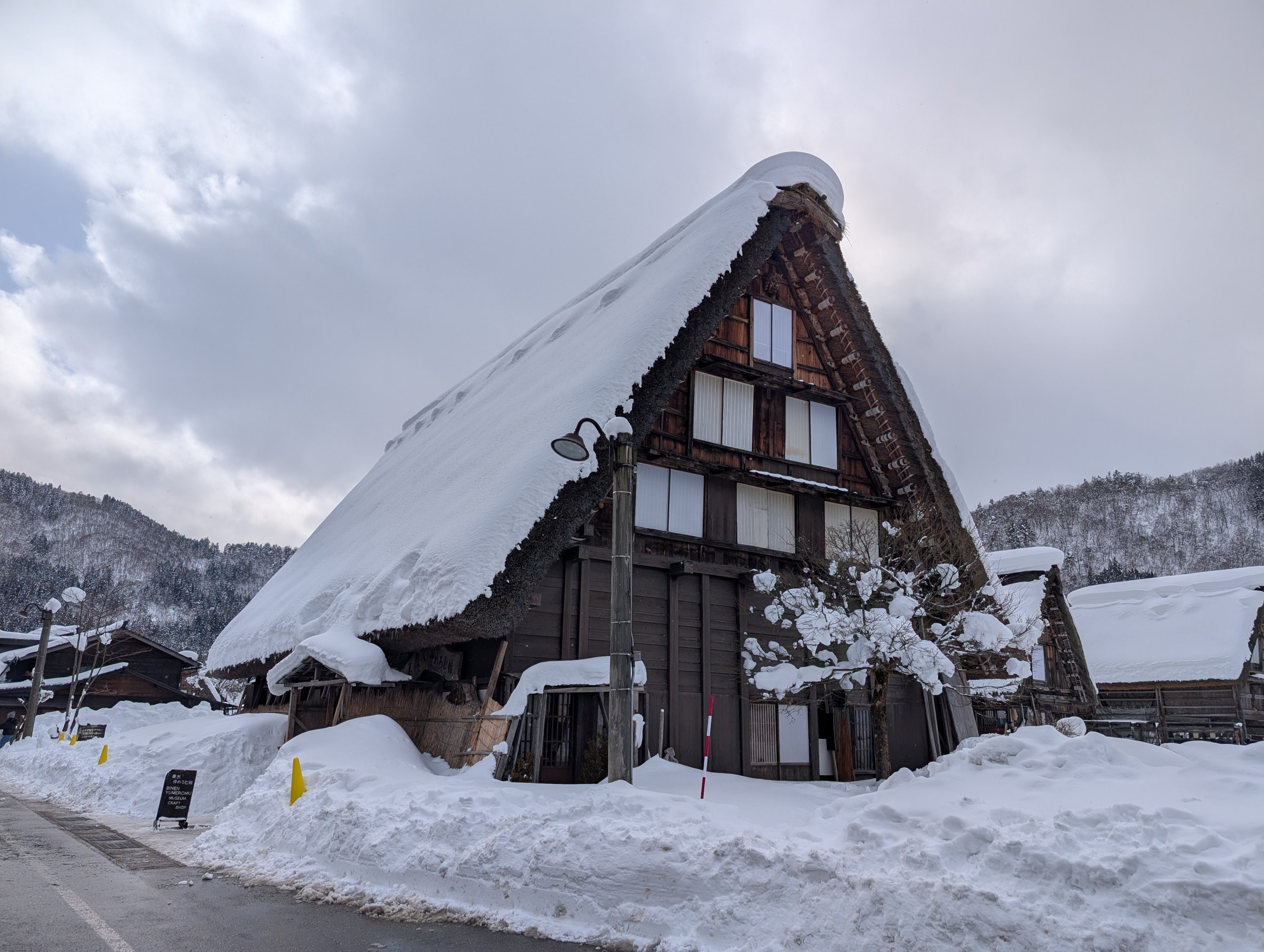 雪をかぶった、三角屋根の合掌造り
