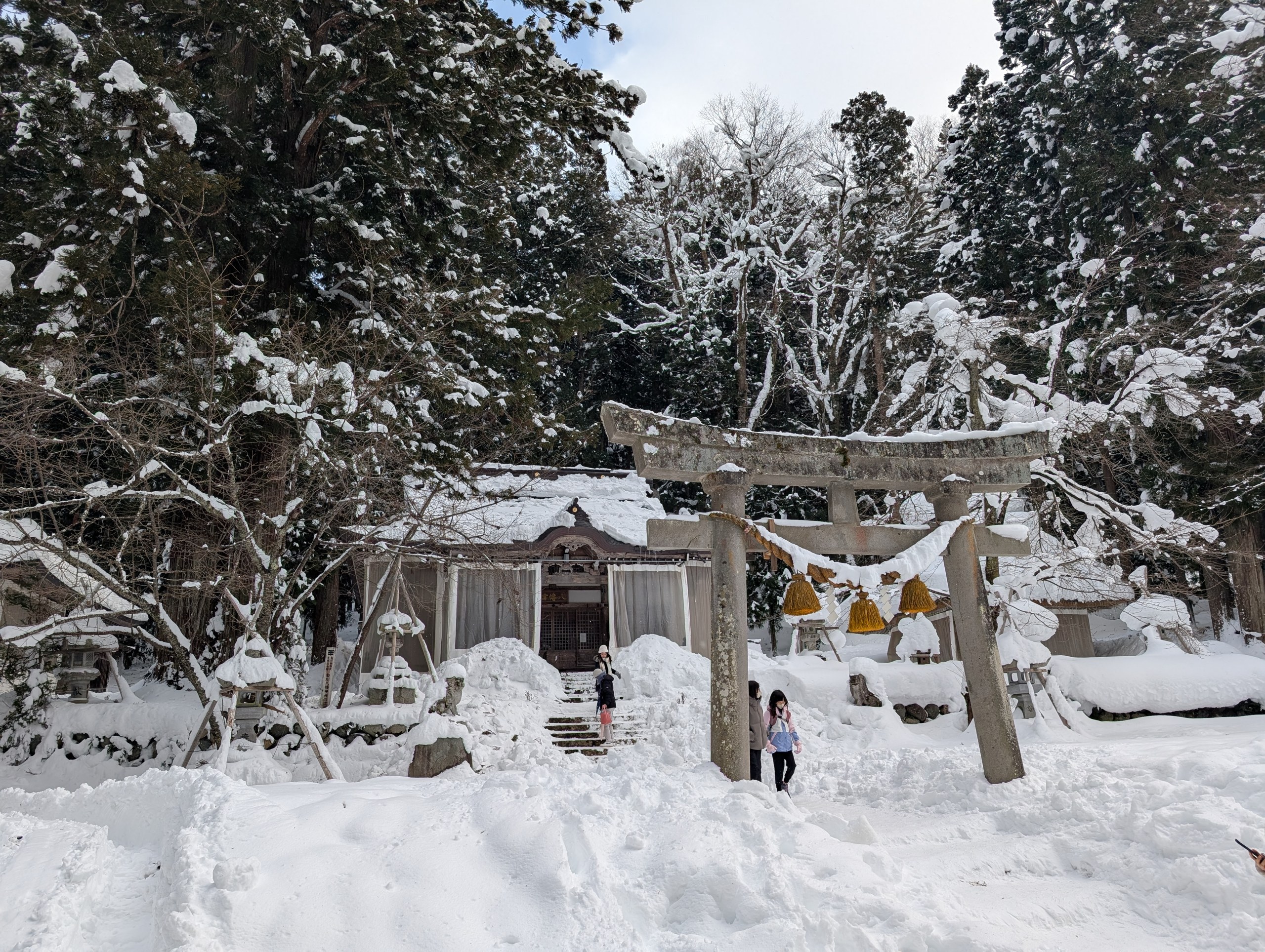 雪の中に立つ、神社の鳥居