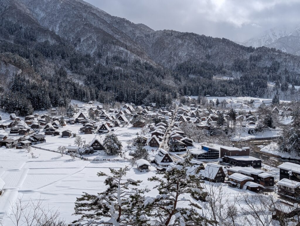 展望台から見た、雪の白川郷と山