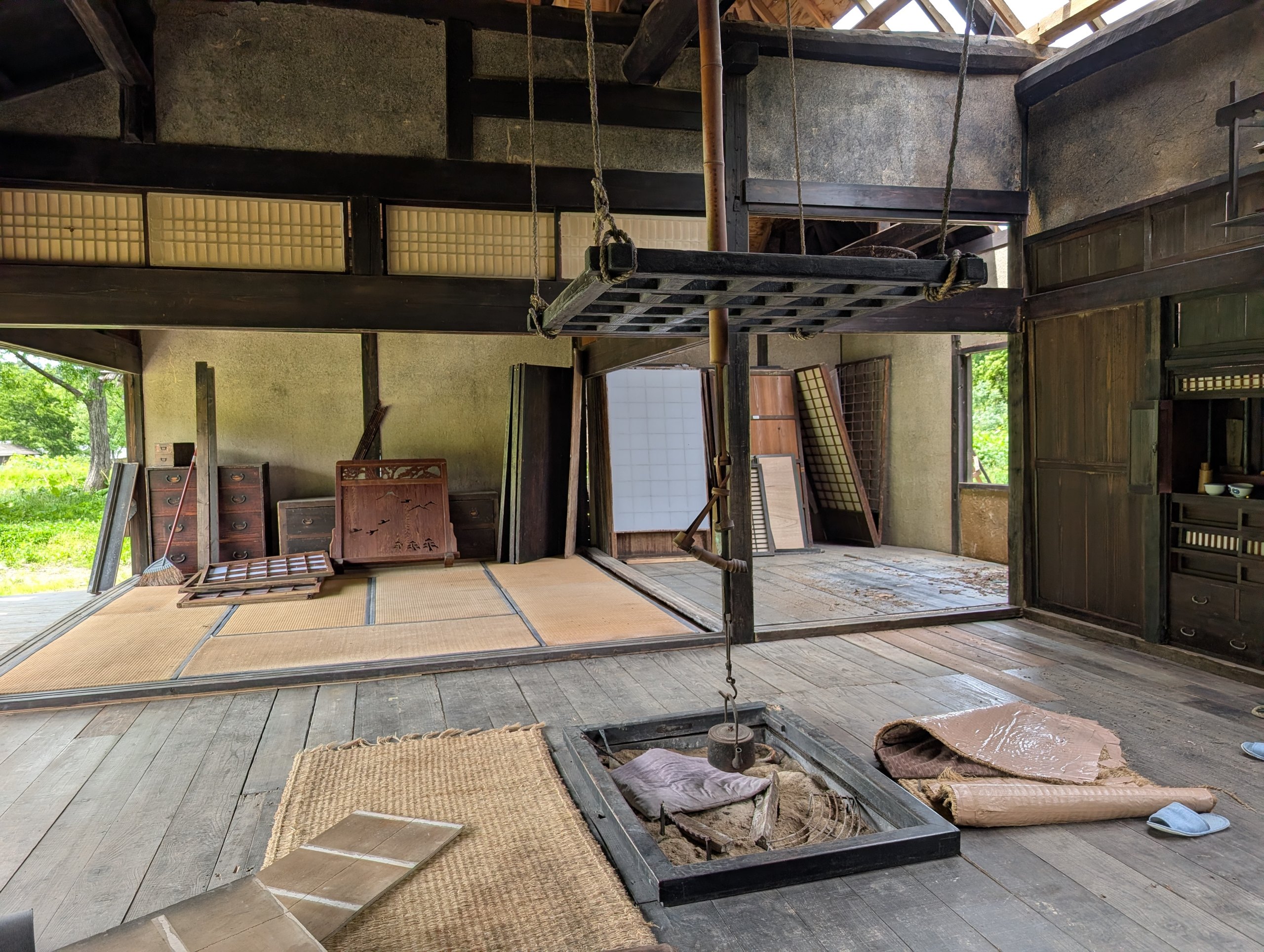 いろりのある、かやぶき屋根の家の中のセット