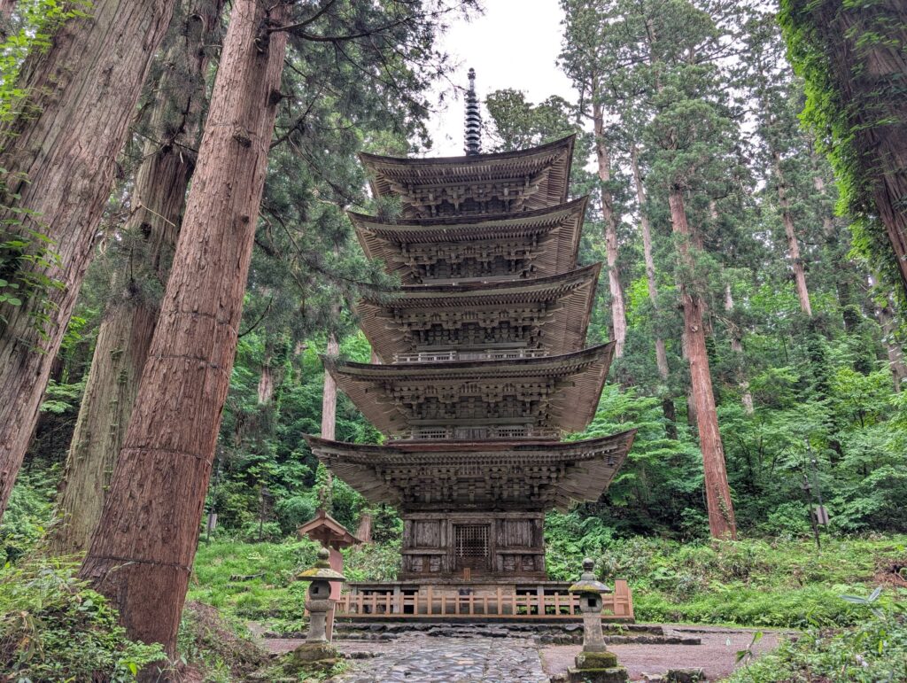 杉の森の中に建つ、国宝の羽黒山五重塔