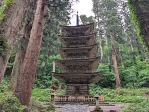 杉の森の中に建つ、国宝の羽黒山五重塔