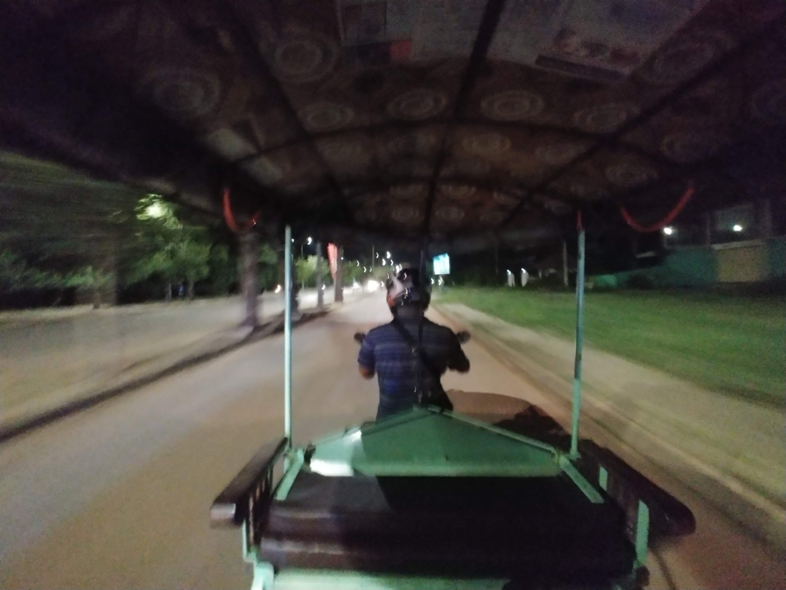 夜道を走るトゥクトゥク