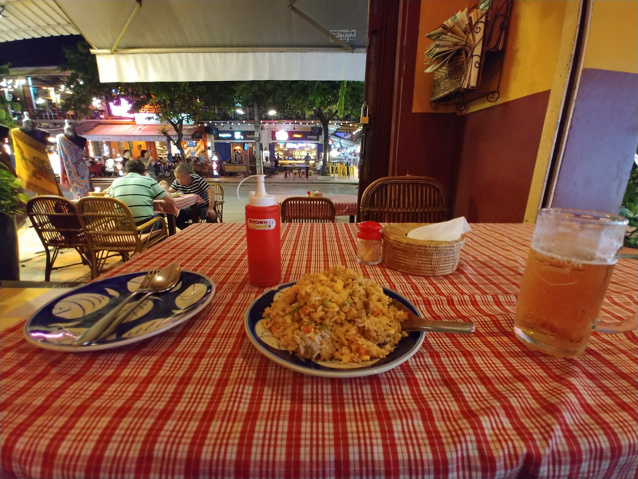 カンボジア料理の店のチャーハンとビール