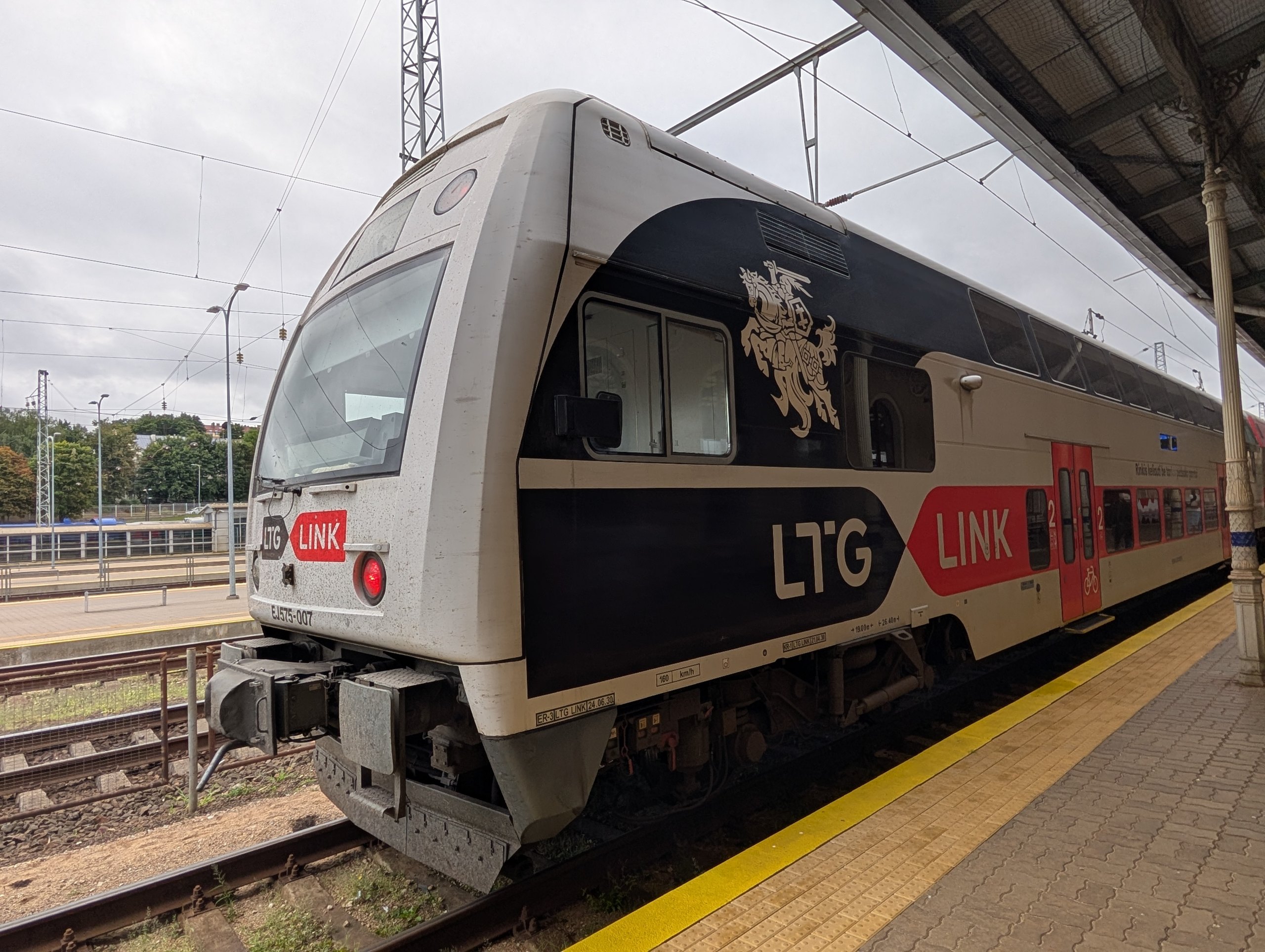 ヴィリニュス駅のホームに停まる、2階建ての電車