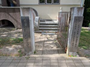 「希望の門・命のヴィザ」と書かれた、記念館の門柱