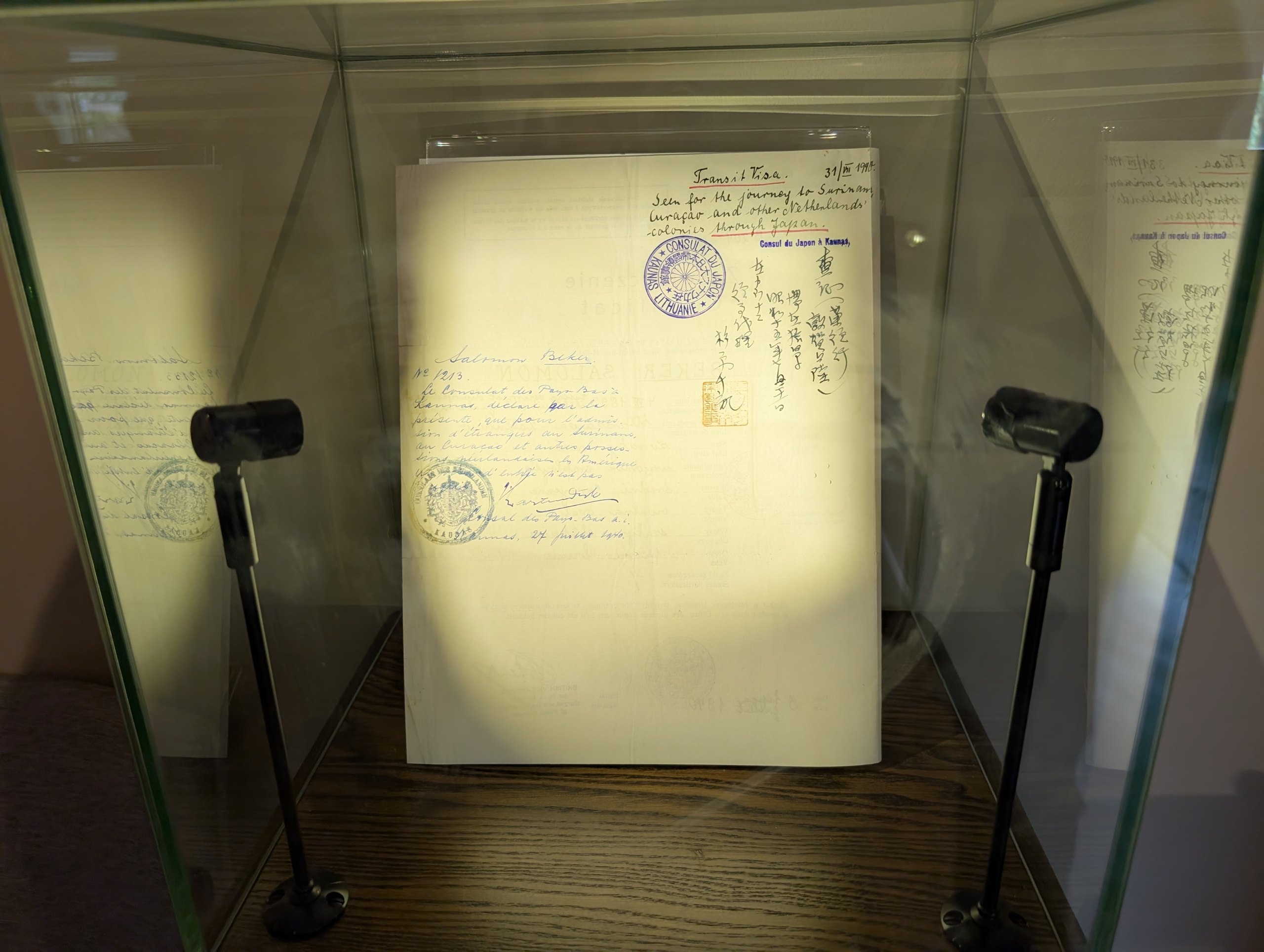ガラスケースの中に展示された、ビザの書類