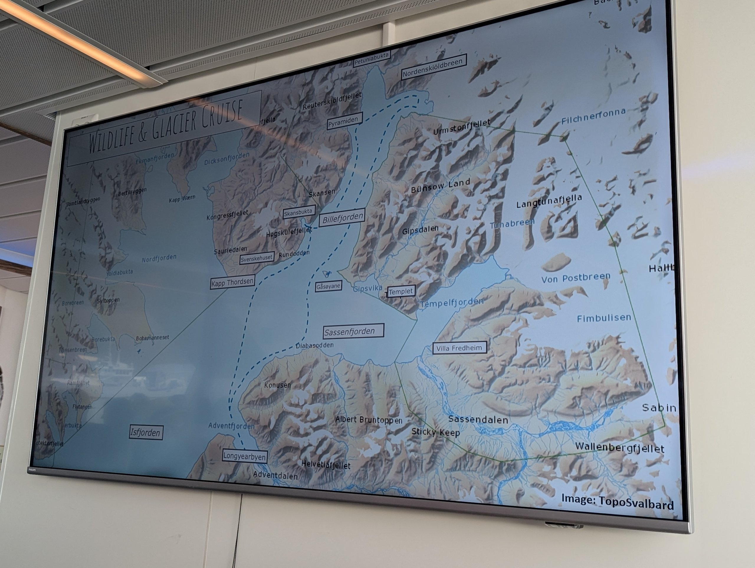 船内の画面に映る、スヴァールバルの航路の地図