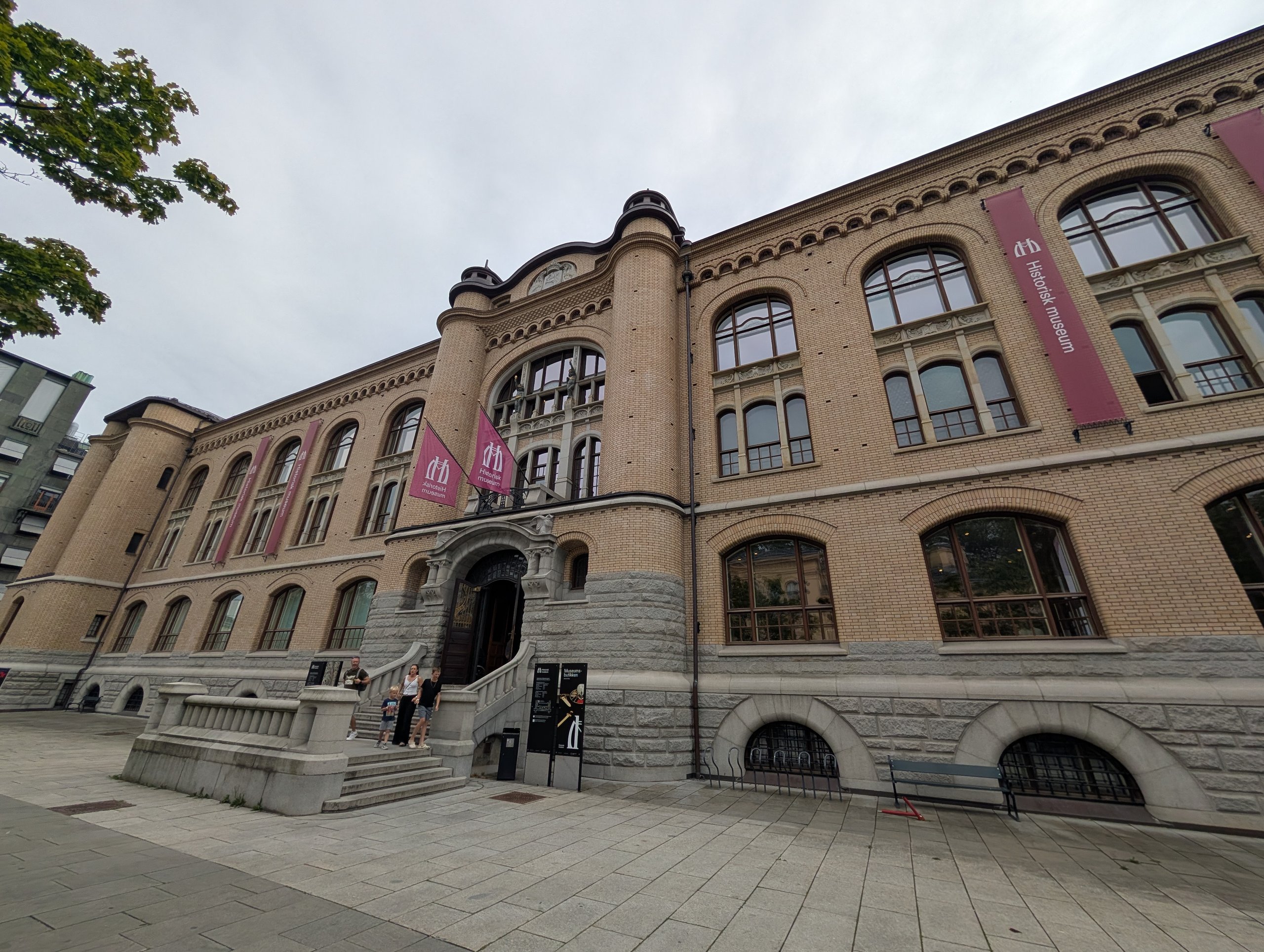 れんがと石の、ノルウェーの歴史博物館の建物