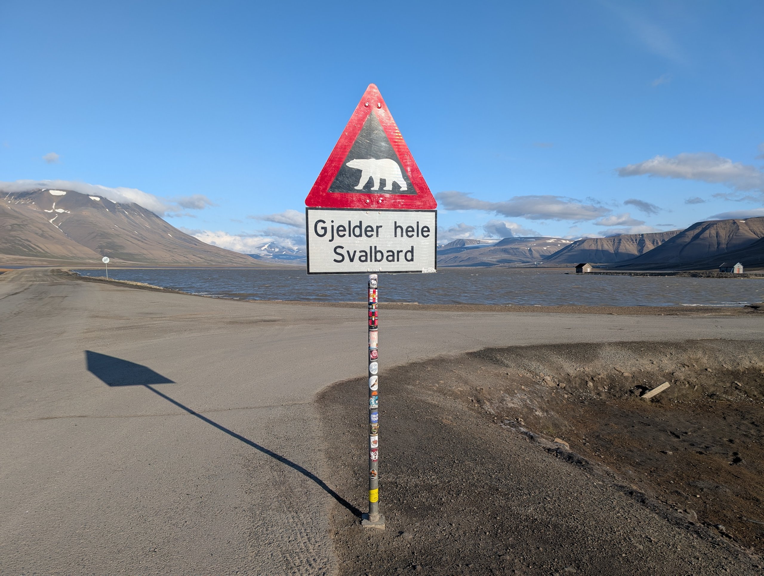 「Gjelder hele Svalbard」と書かれた、ホッキョクグマの警告の標識