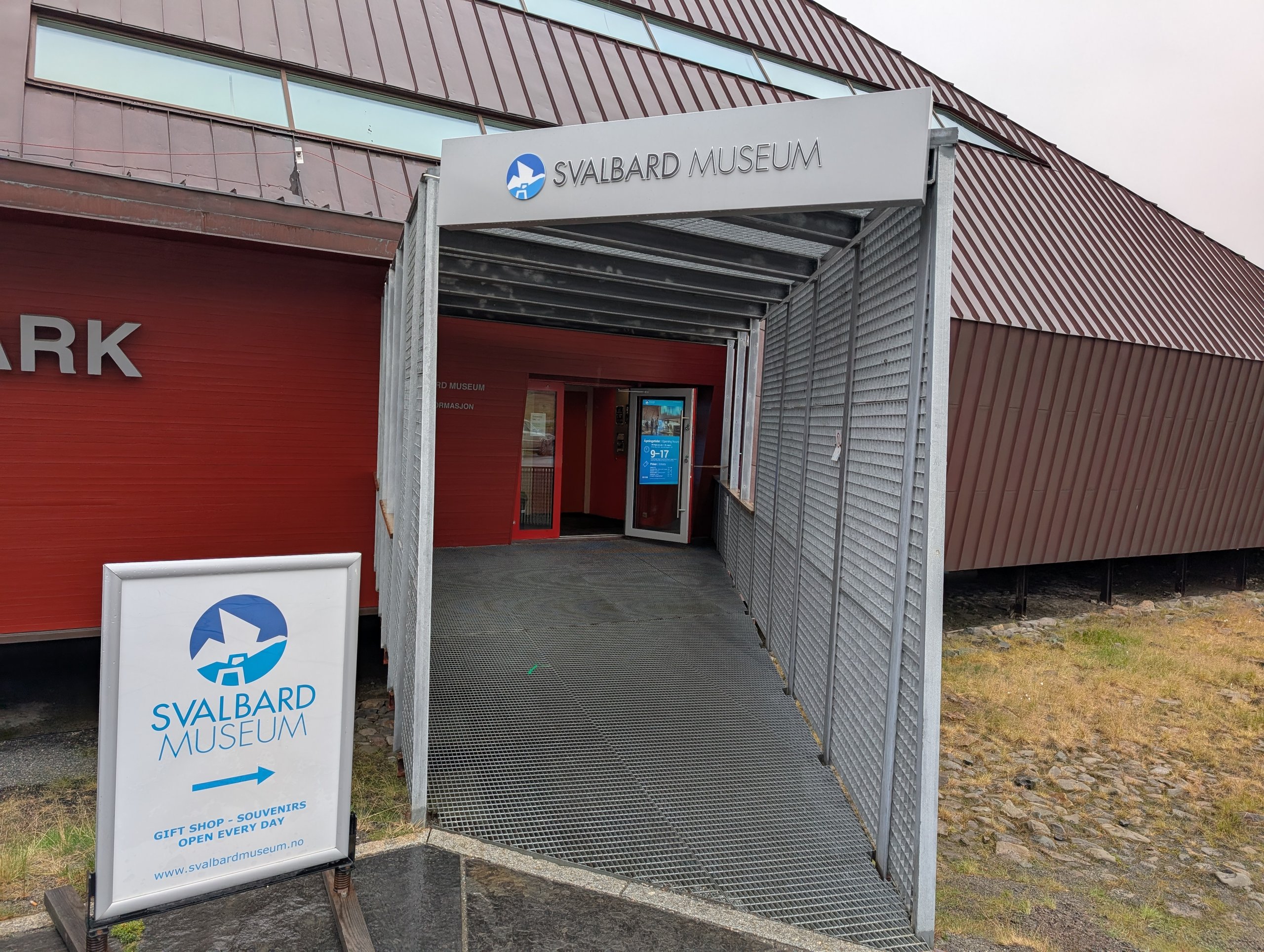 「SVALBARD MUSEUM」の看板と、入口へ続く通路