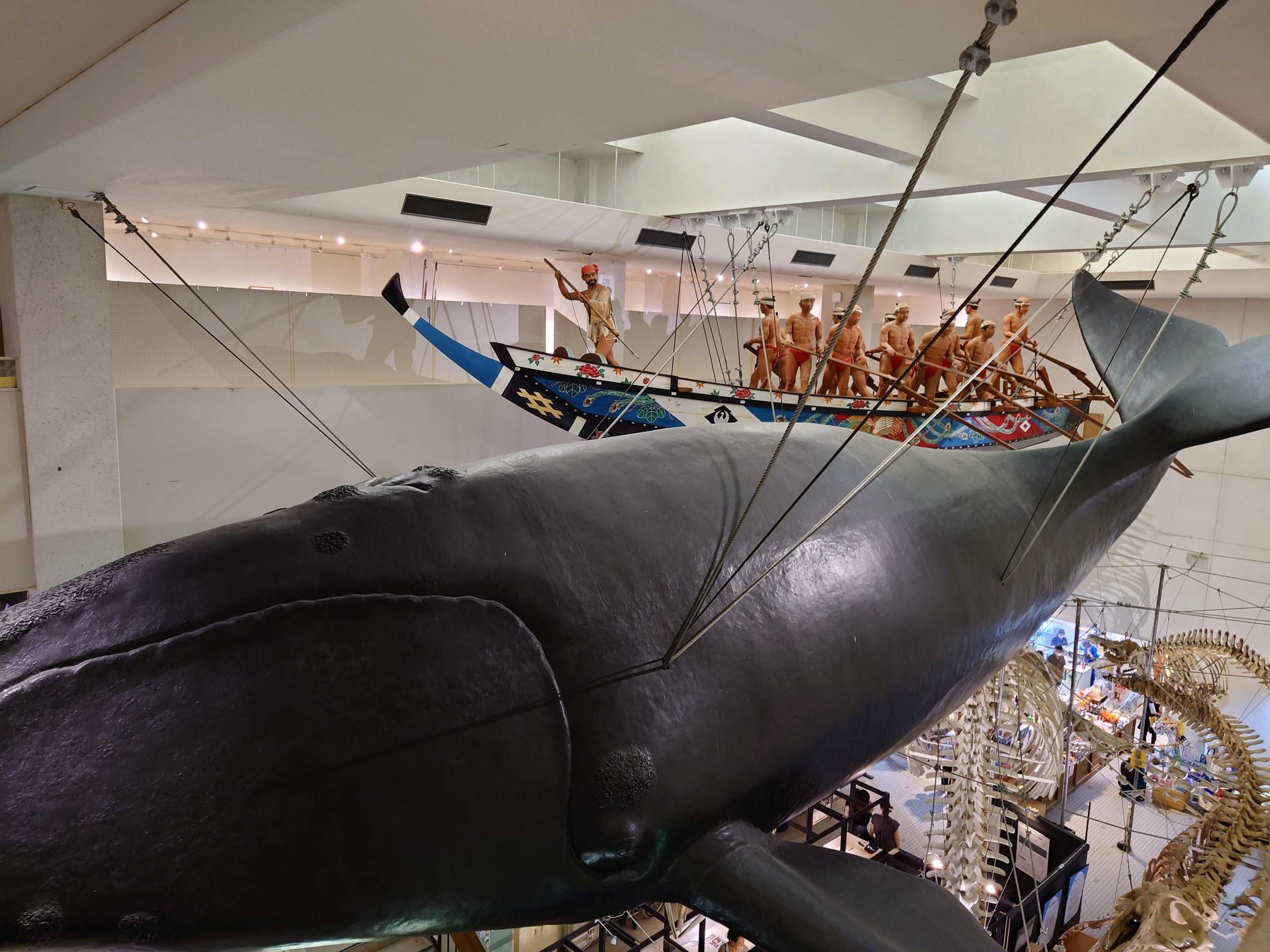 館内に展示された、クジラの大きな模型と古式捕鯨の船