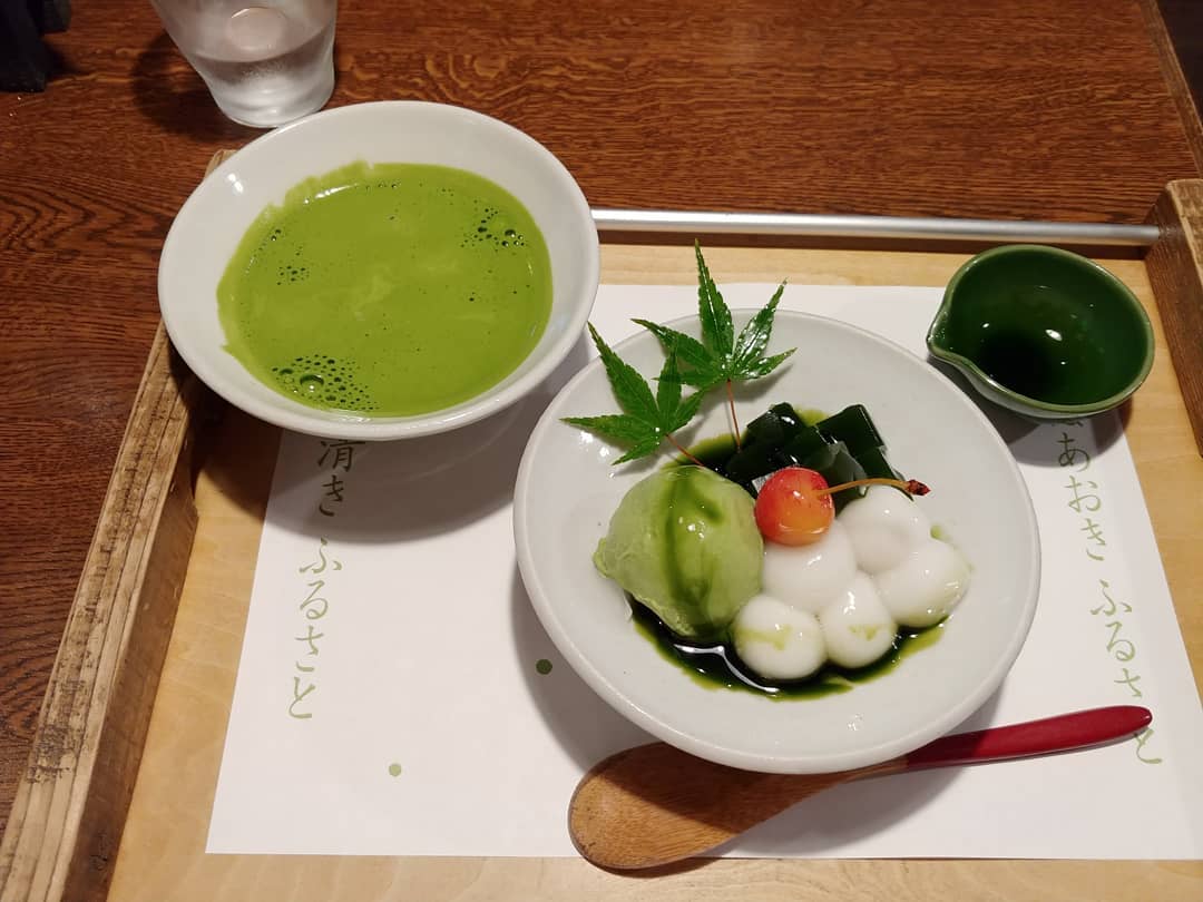 抹茶と、白玉の入った抹茶のあんみつ