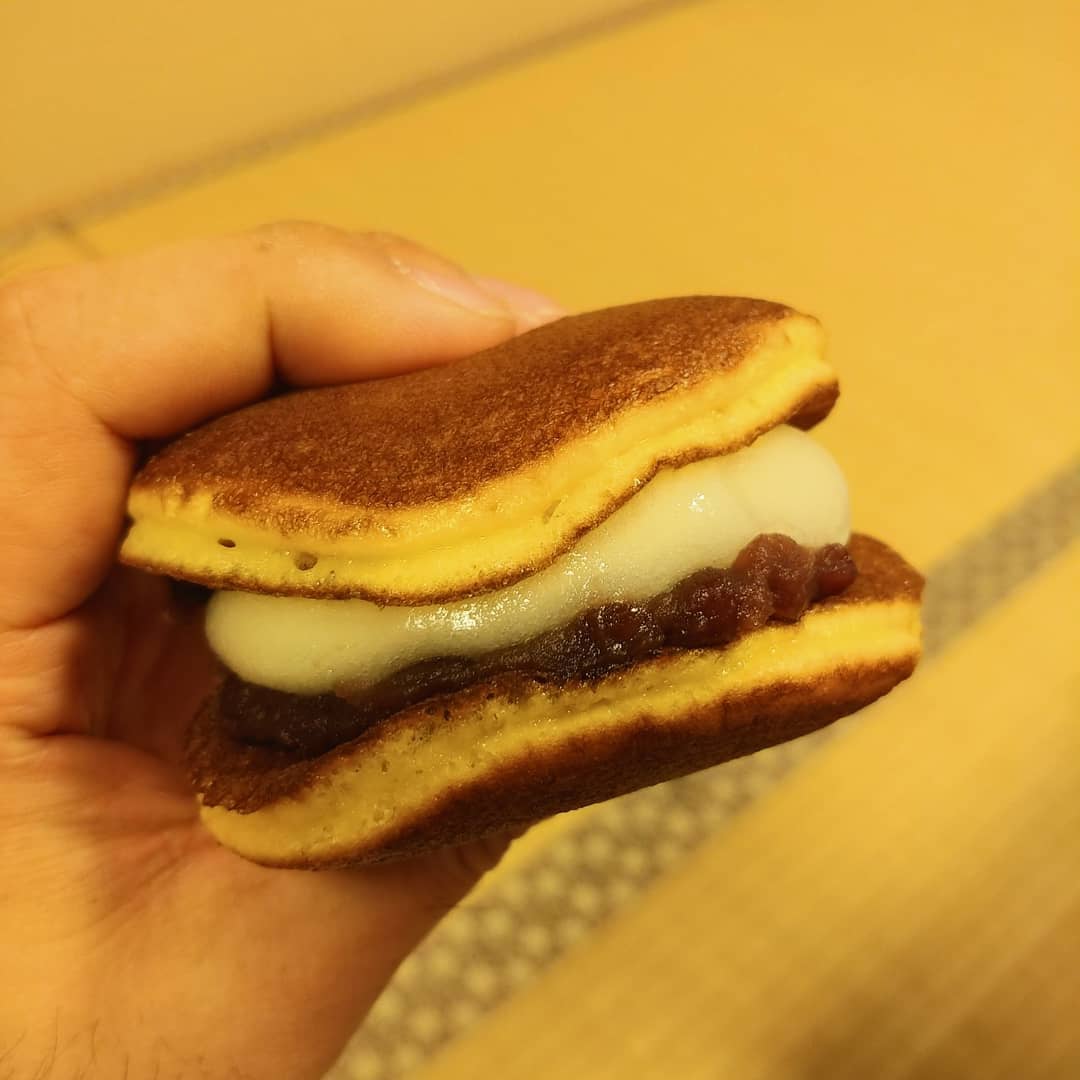 手に持った、あんこと白玉をはさんだどら焼き