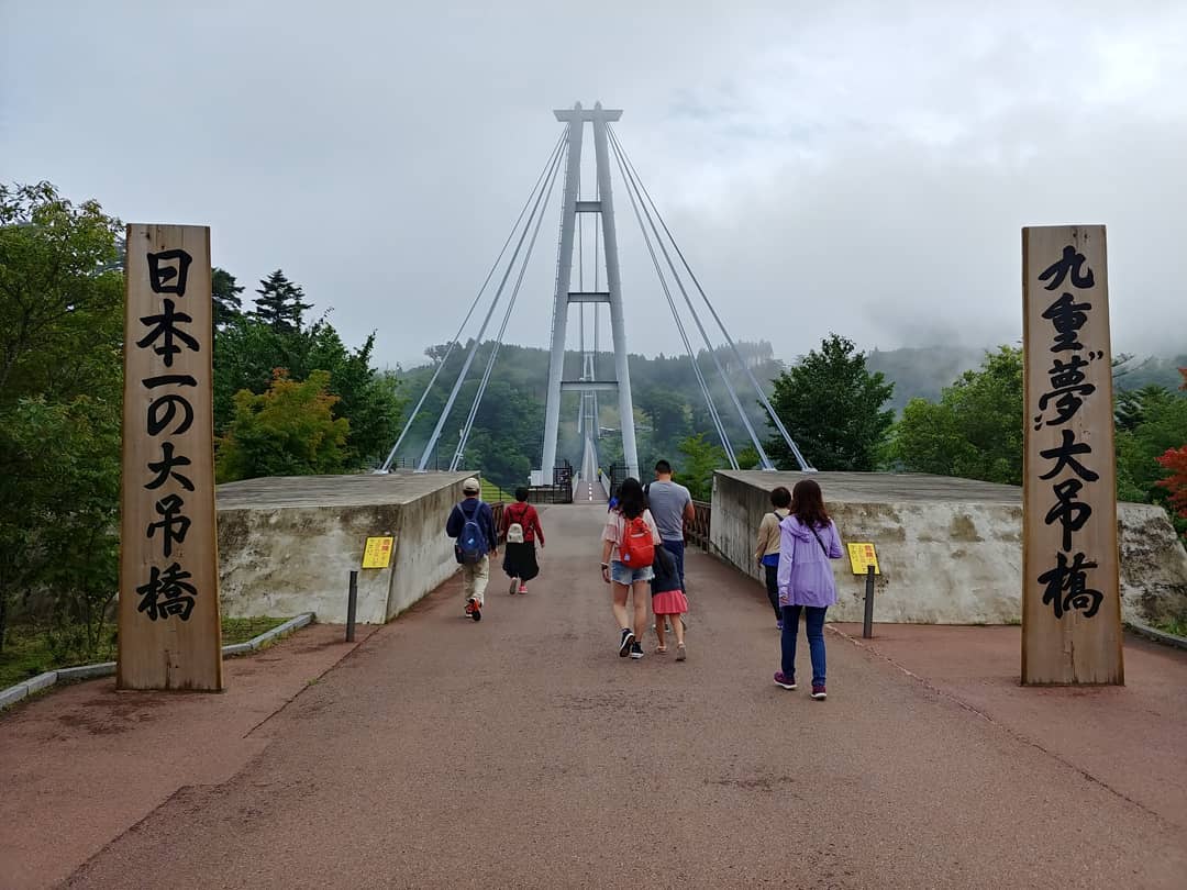 「日本一の大吊橋」「九重夢大吊橋」の木の柱と、橋の入口