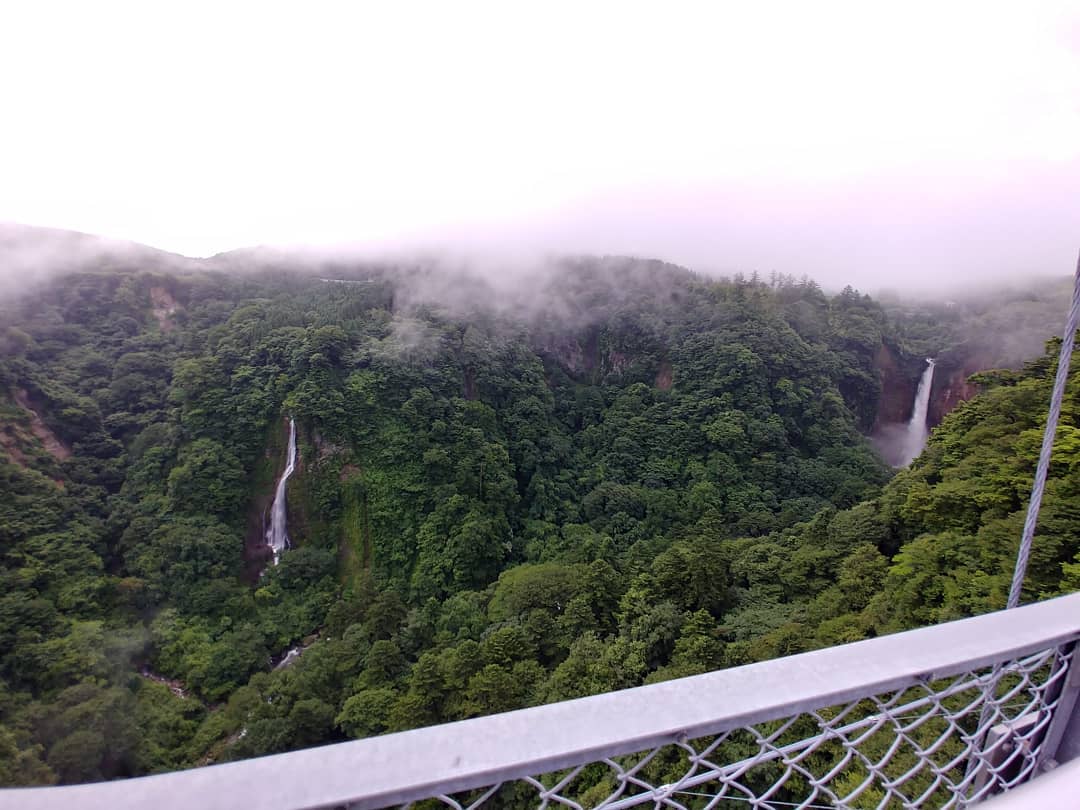 九重夢大吊橋から見た、霧の山と2本の滝