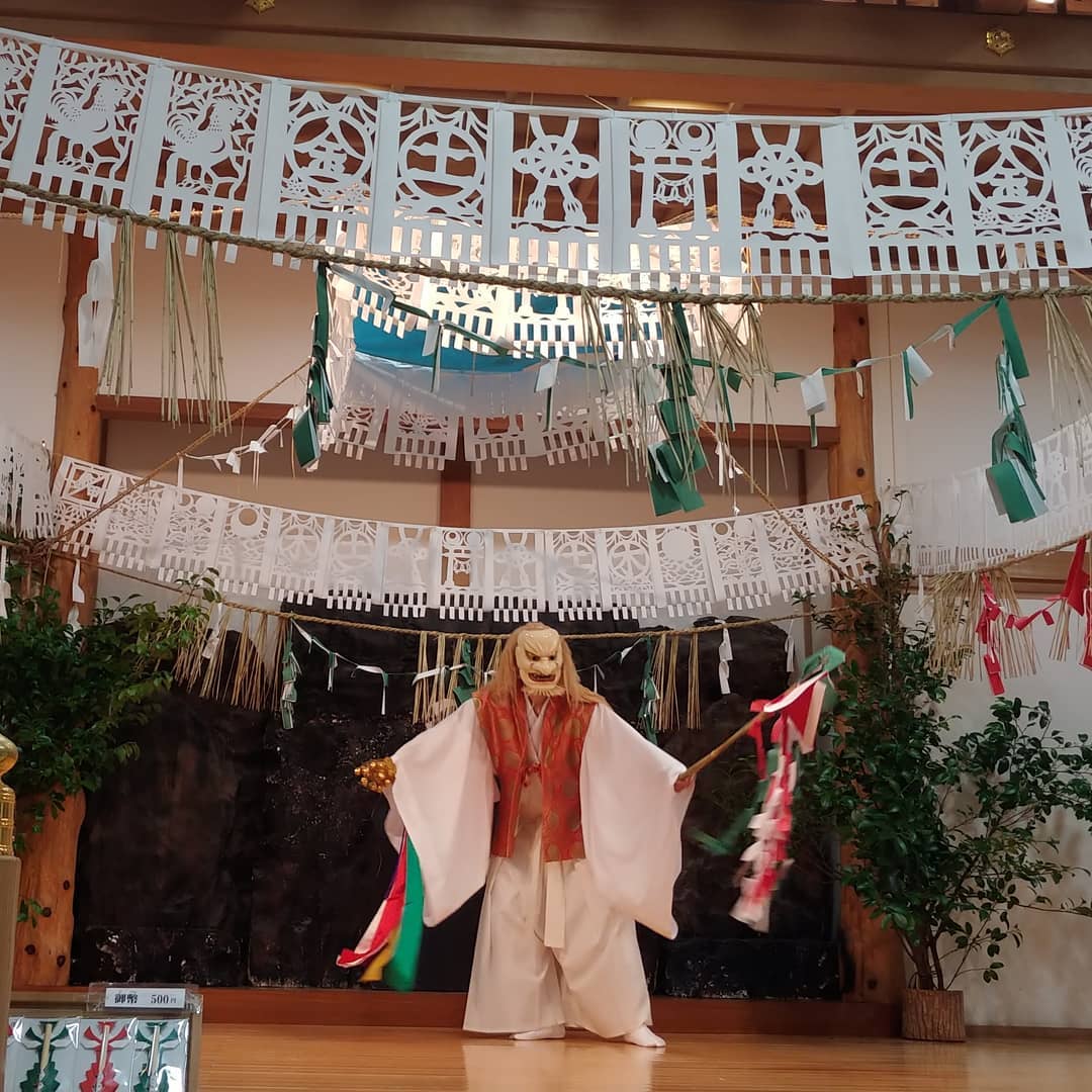 お面をつけて舞う高千穂の夜神楽