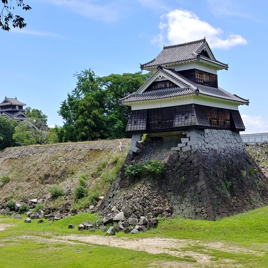 崩れた石垣の上に建つ熊本城の櫓