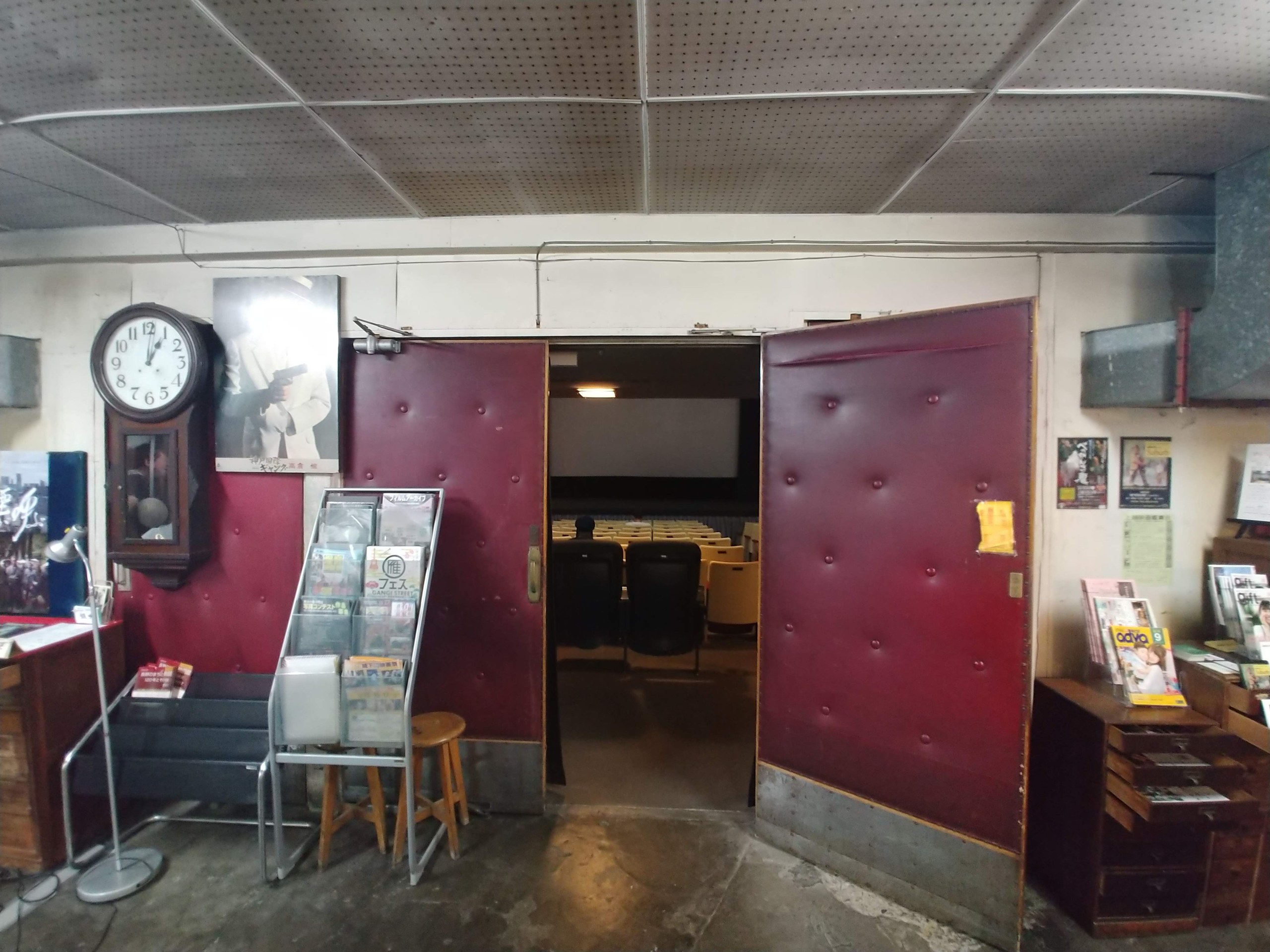高田世界館の入口とロビー