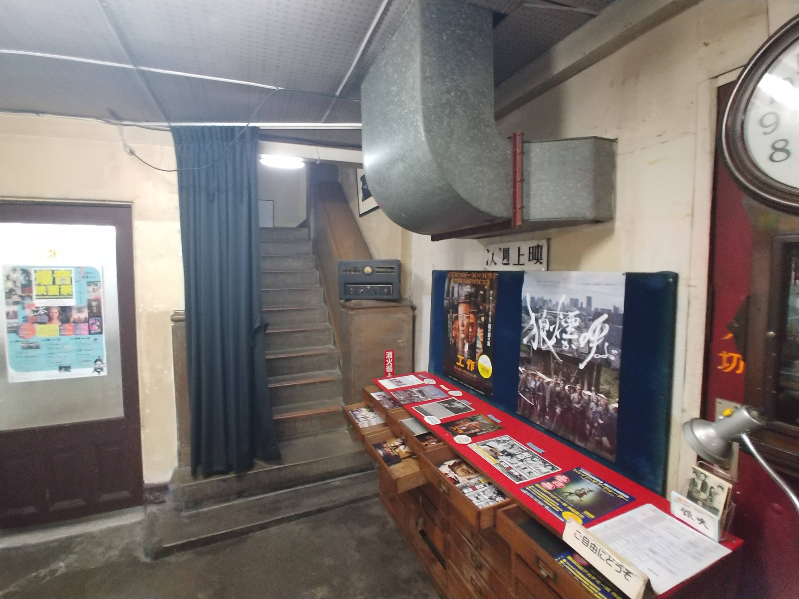 高田世界館の階段と展示