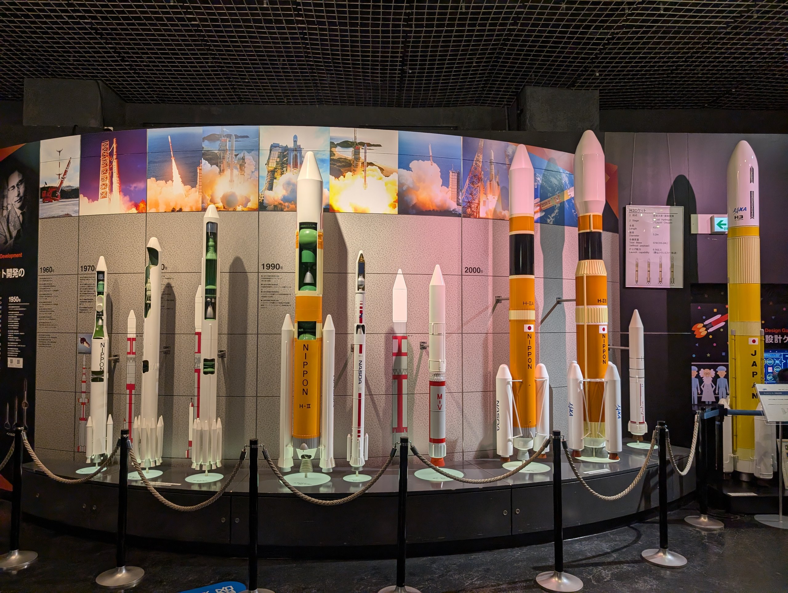 歴代の日本のロケットの模型が高さ順に並ぶ展示