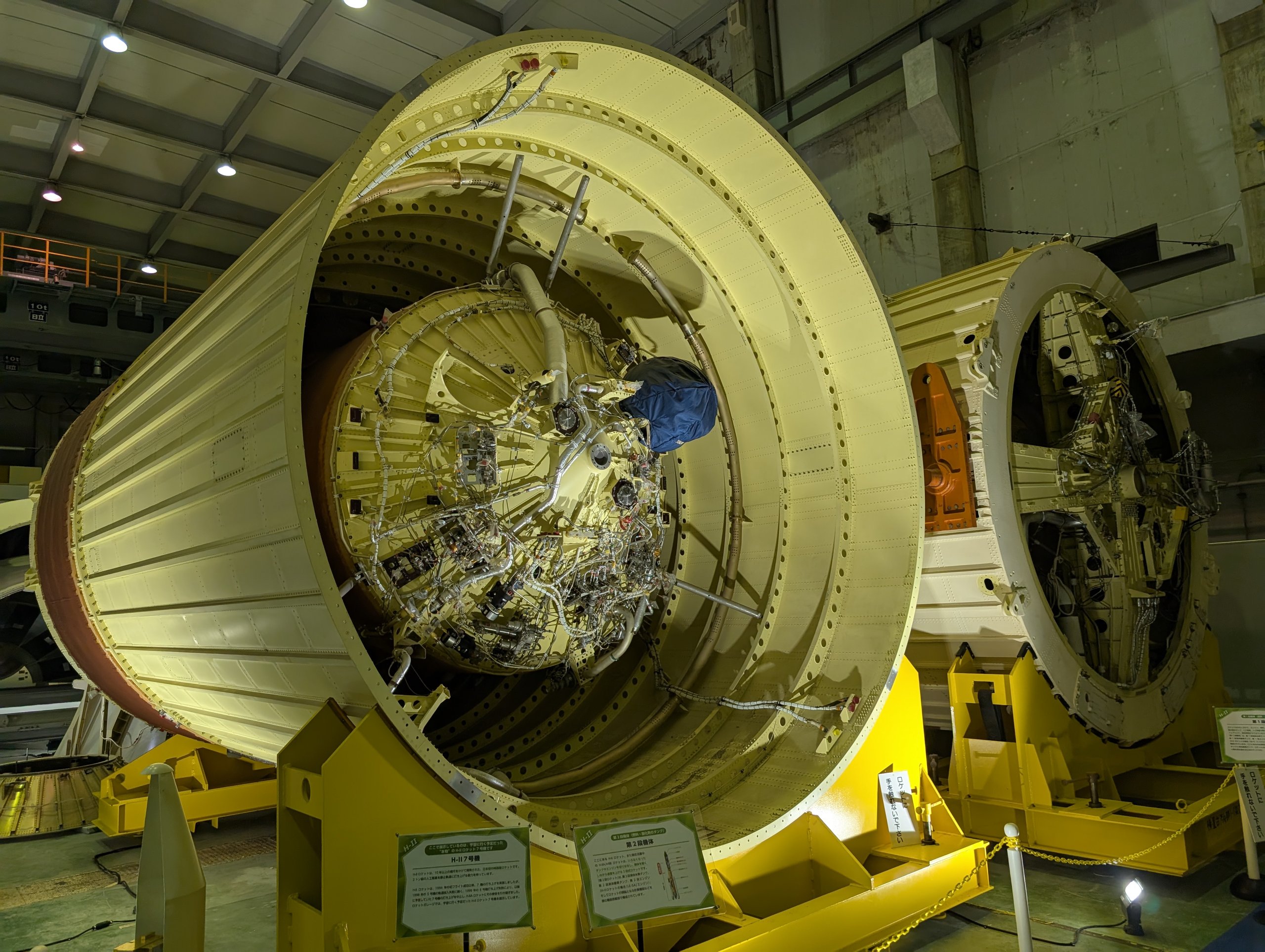 H-IIロケットの胴体を後ろから見たところ。中にエンジンの部品が詰まっている
