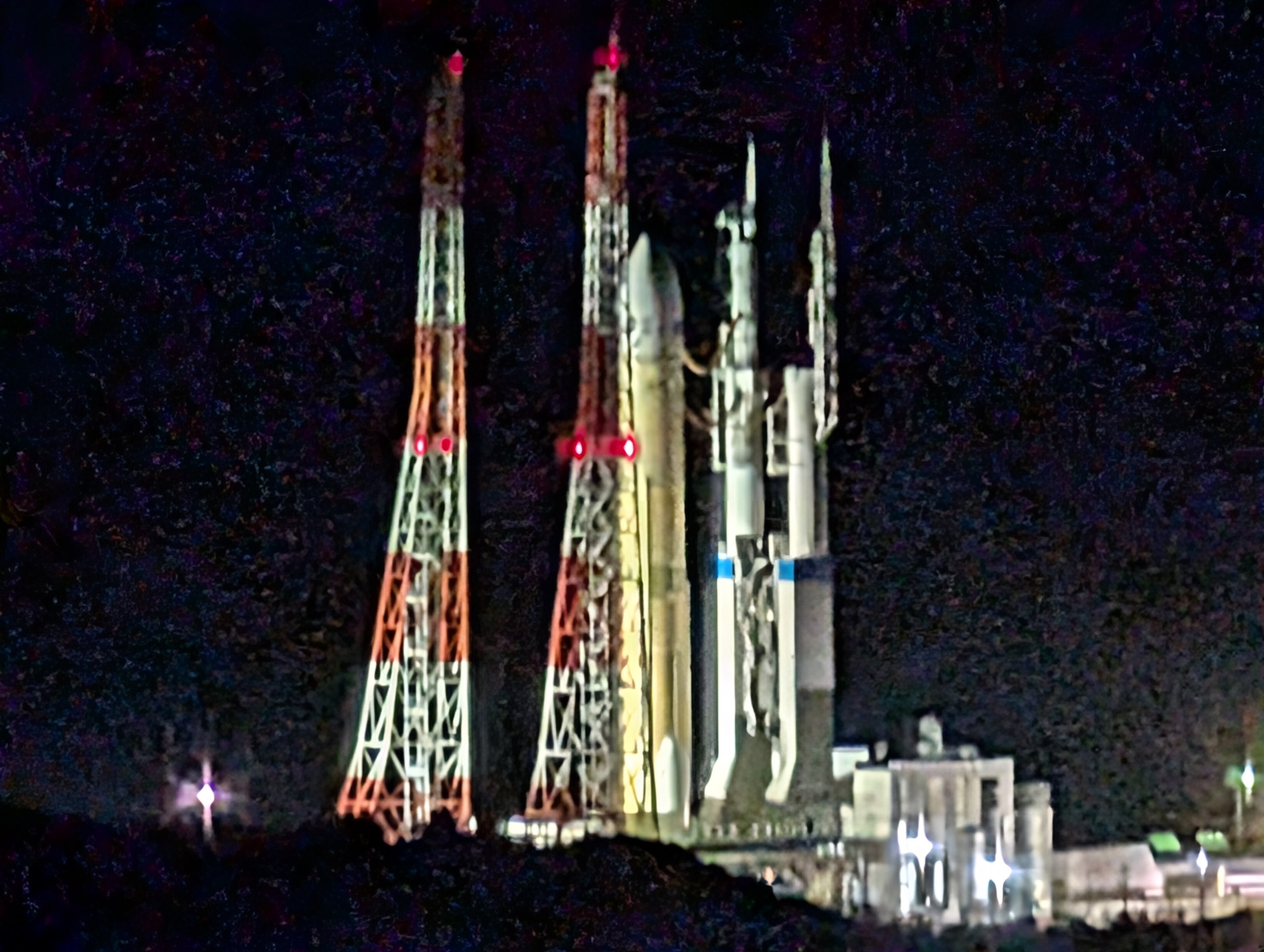 発射台に立つH3ロケットを近くから写したところ