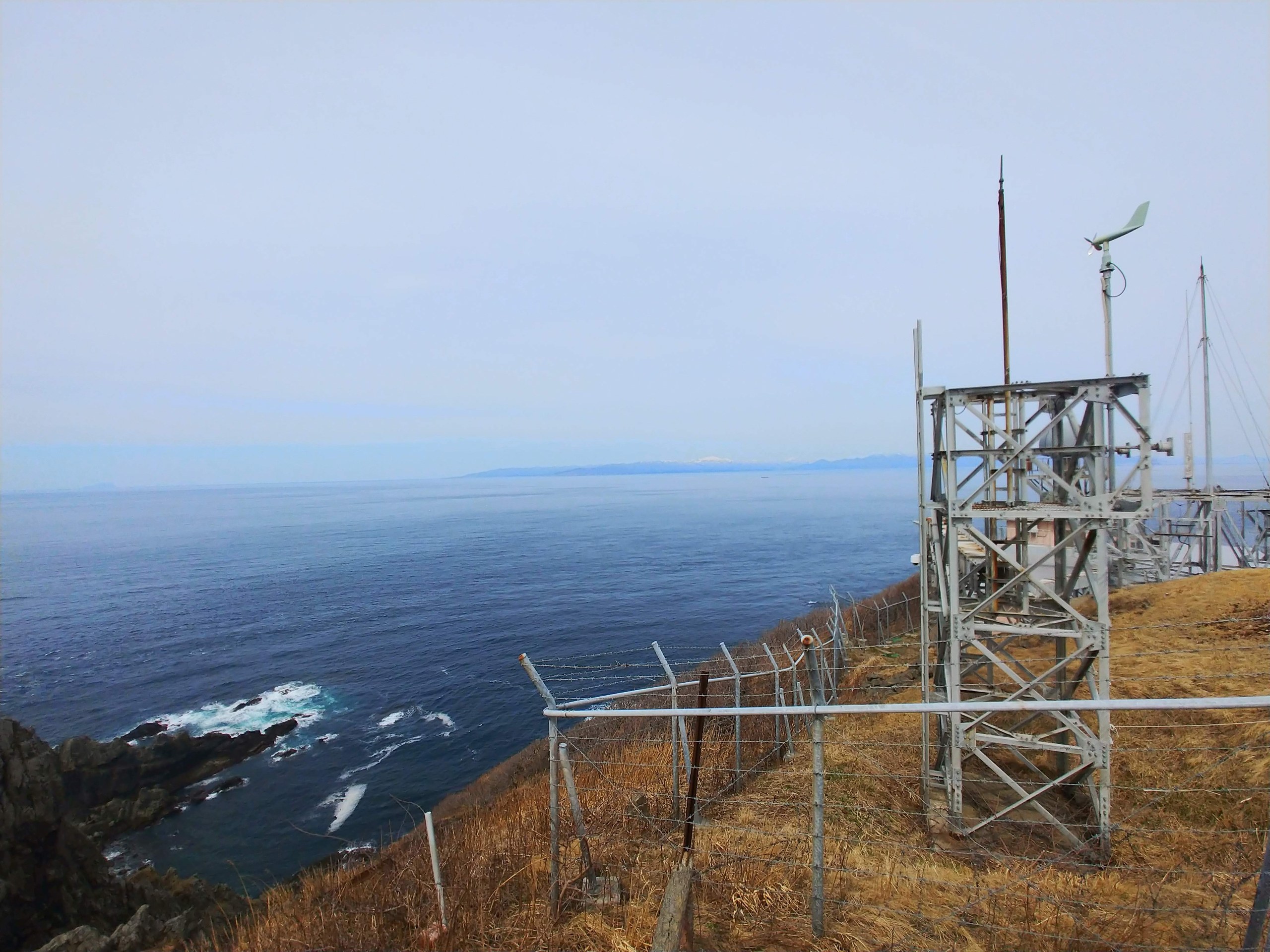 崖の下でくだける津軽海峡の波