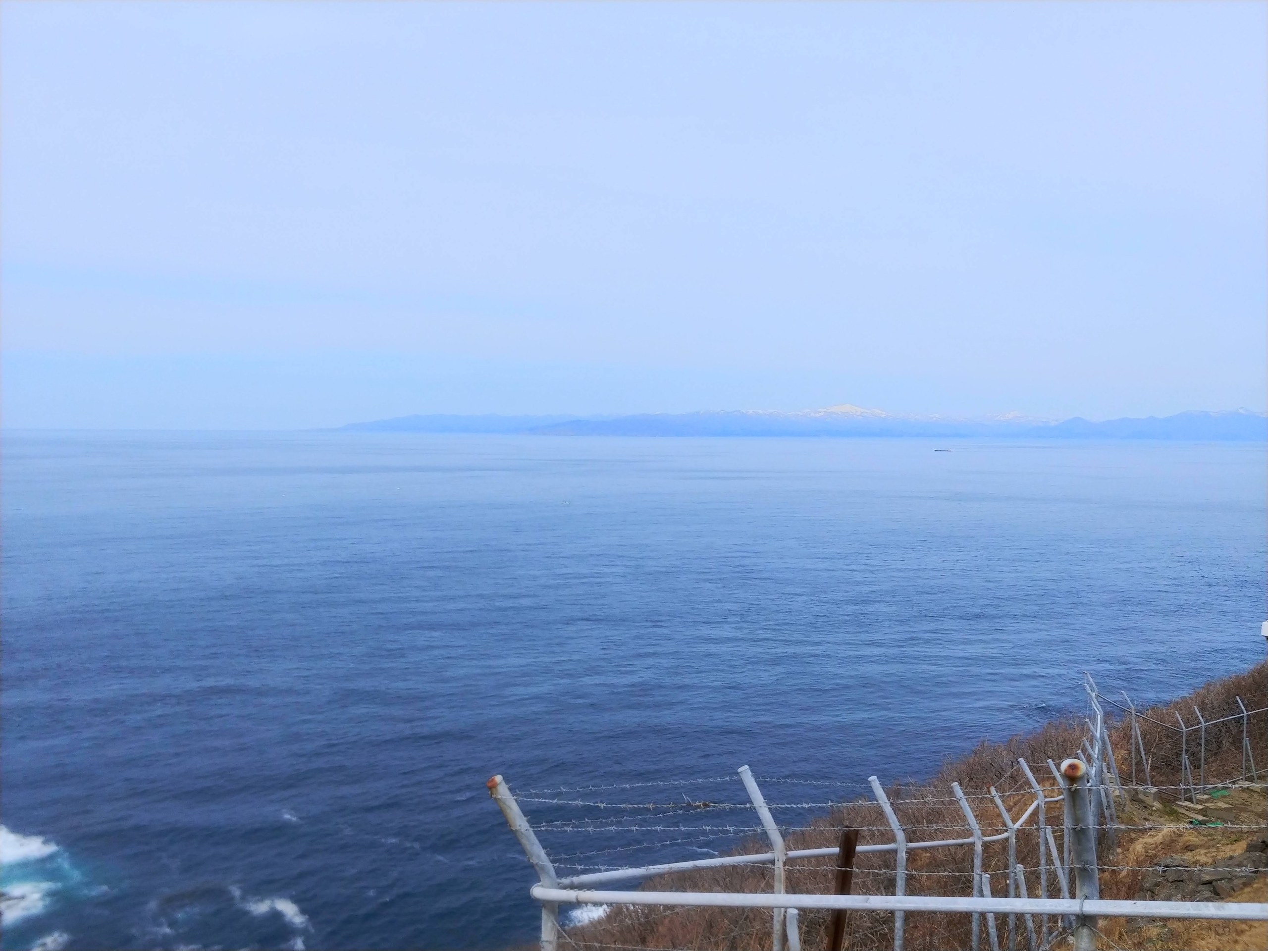 海の向こうにうっすら見える北海道