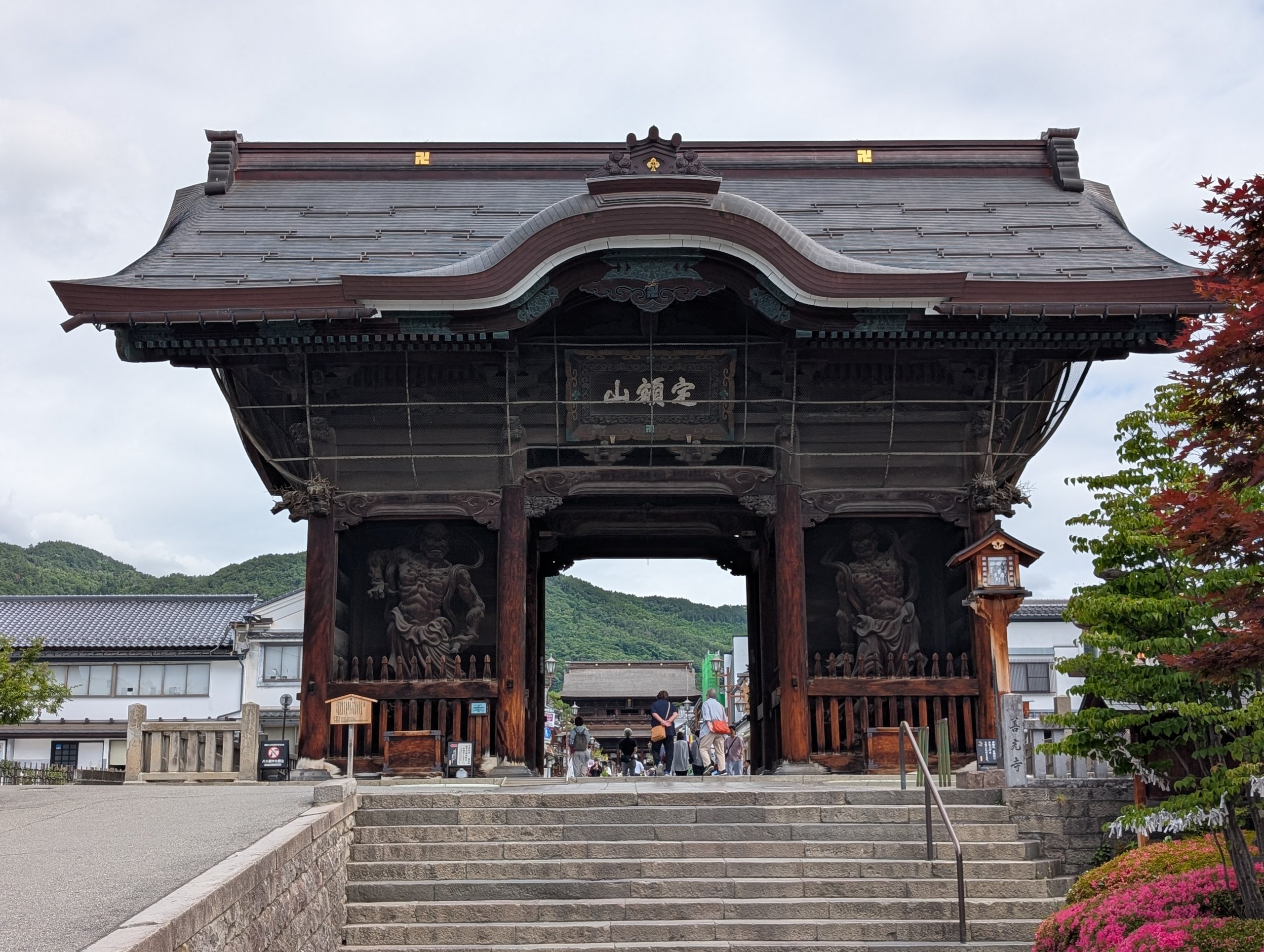 「定額山」の額がかかる、善光寺の門