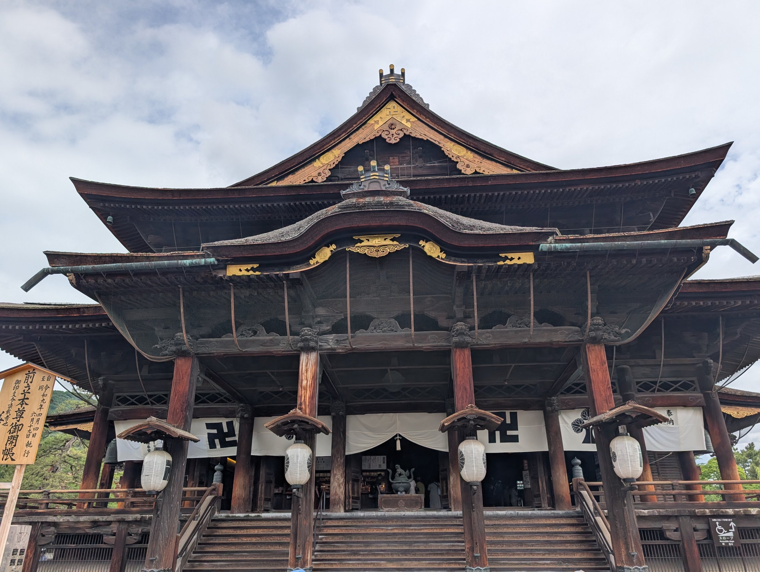 善光寺のいちばん奥に建つ、大きなお堂