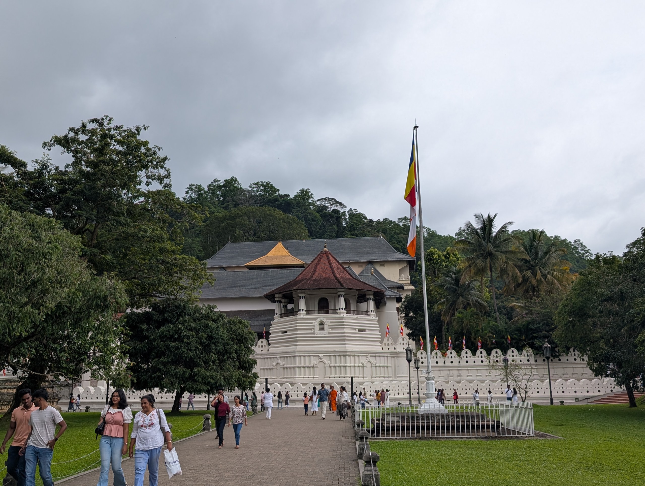 国旗がはためく、仏歯寺への参道