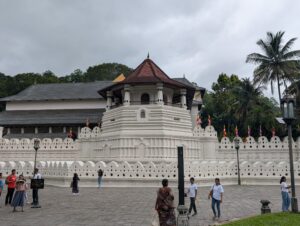 白い壁に囲まれた、八角形の塔のある仏歯寺