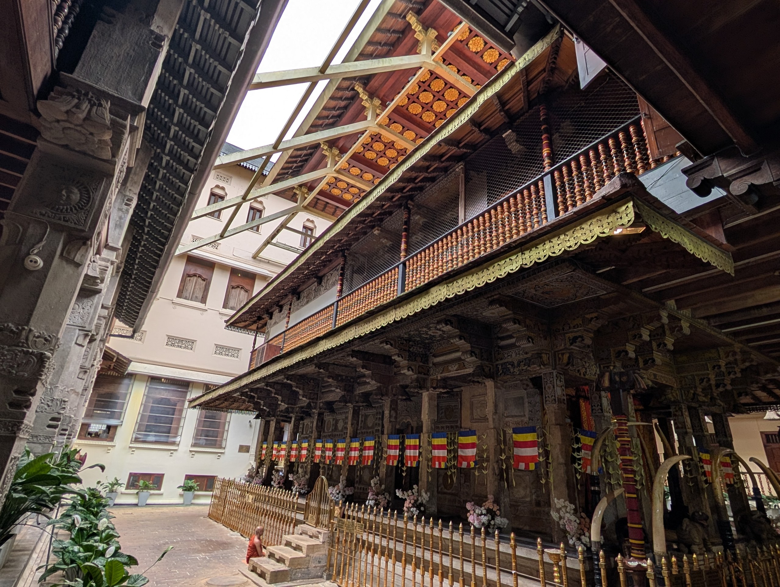 木の彫刻で飾られた、本殿の建物