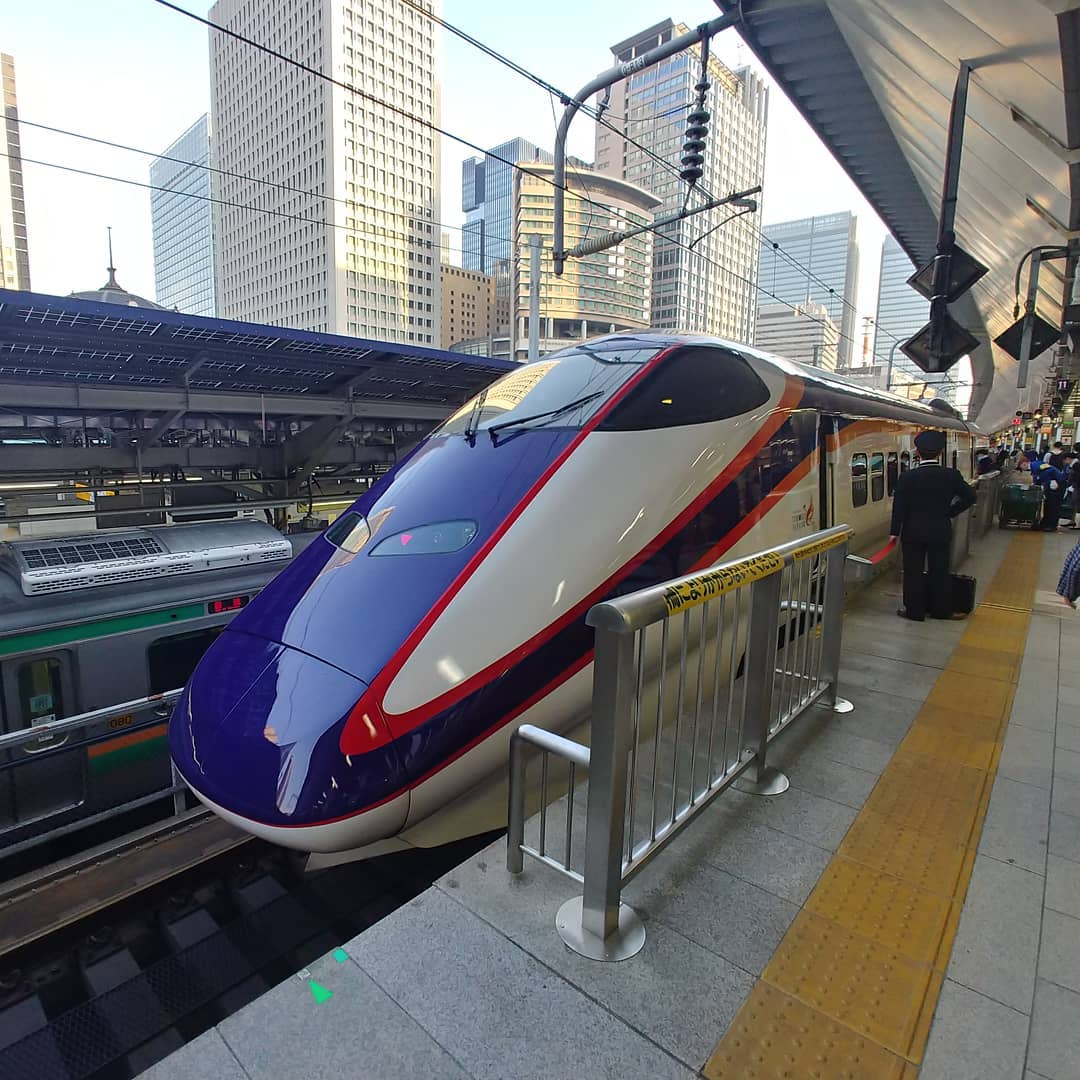 駅のホームに停まる山形新幹線「つばさ」