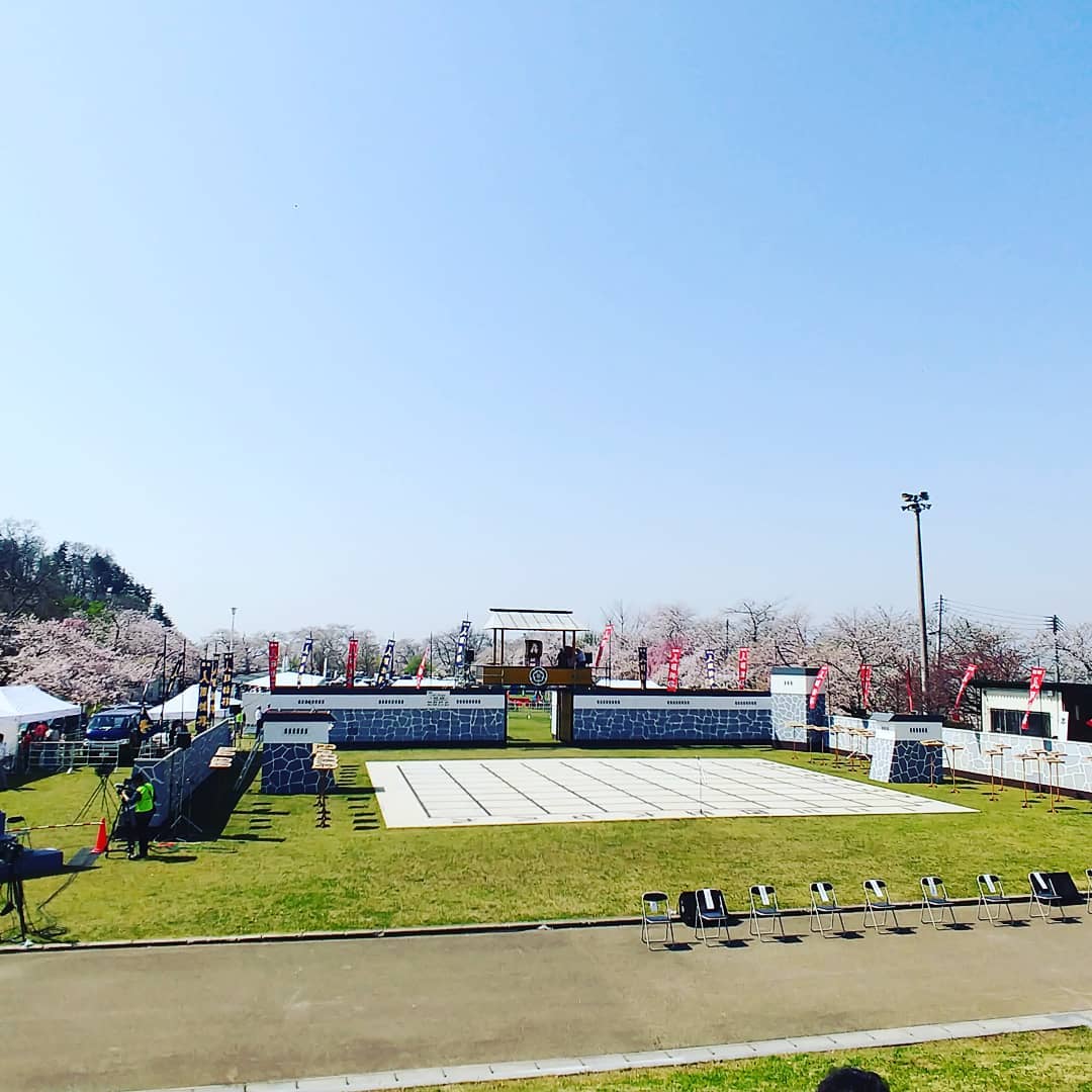 満開の桜に囲まれた、天童の人間将棋の会場