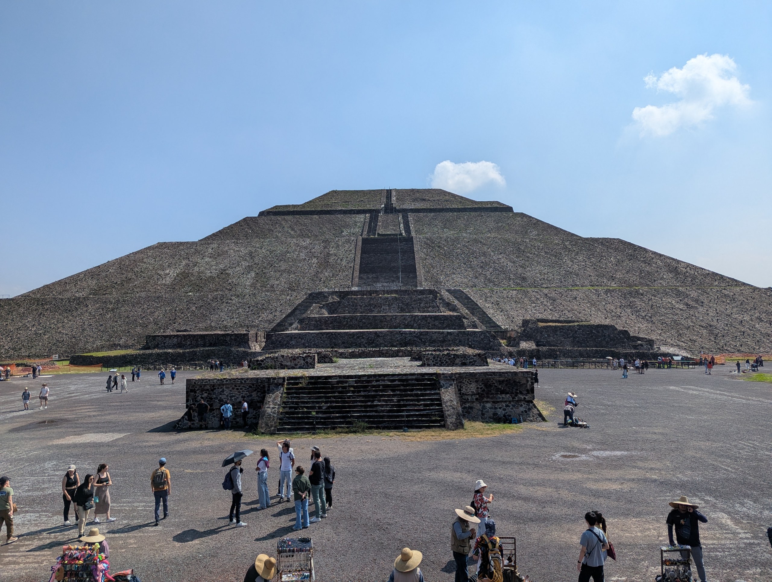 広場の奥にそびえる太陽のピラミッドと、手前の低い基壇