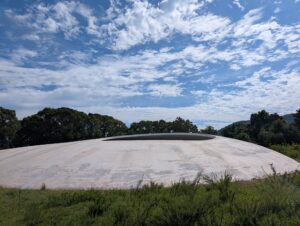 草地の向こうの、白い水滴のような豊島美術館の建物