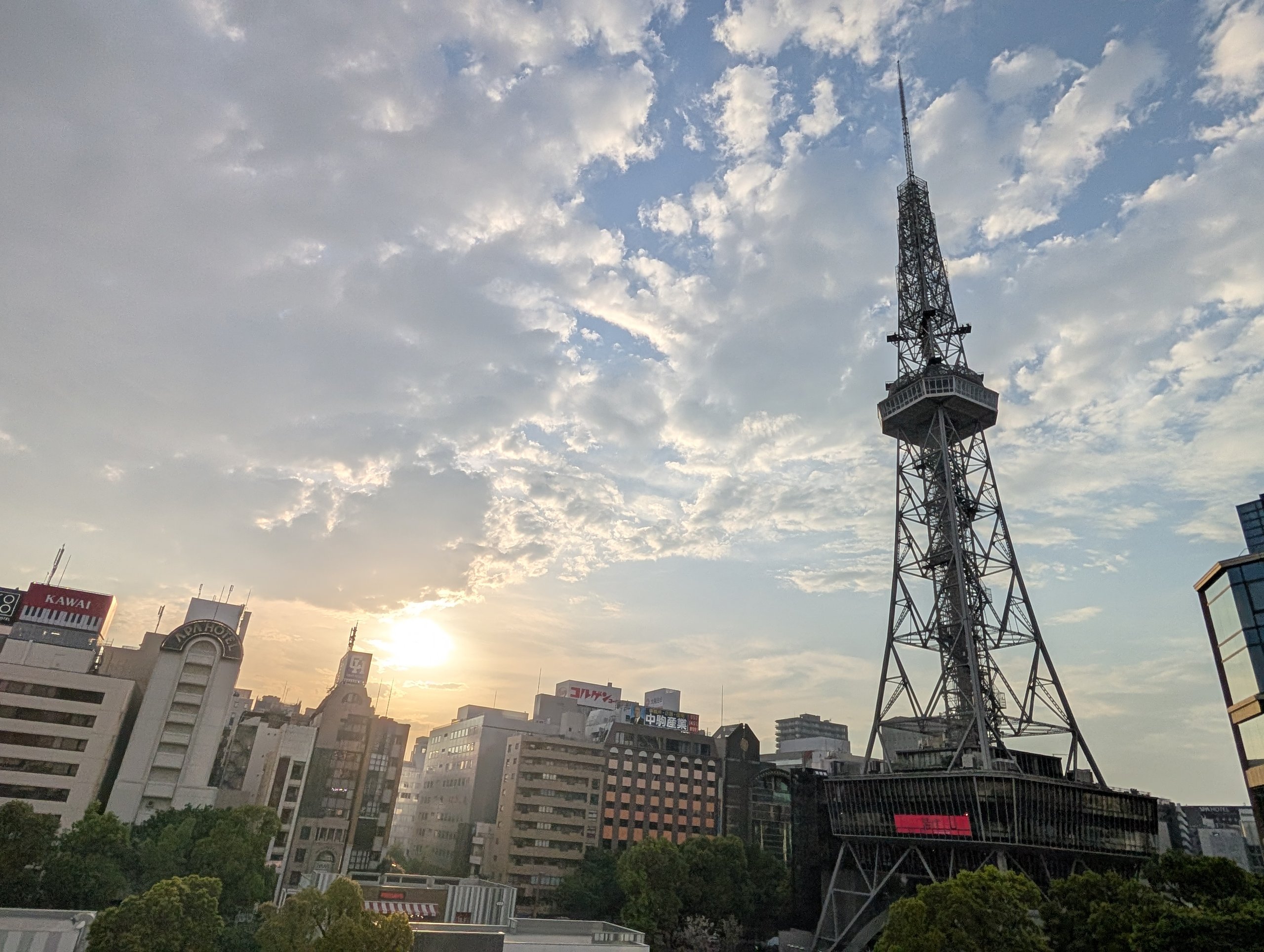 夕方の空と雲を背にした、中部電力 MIRAI TOWER