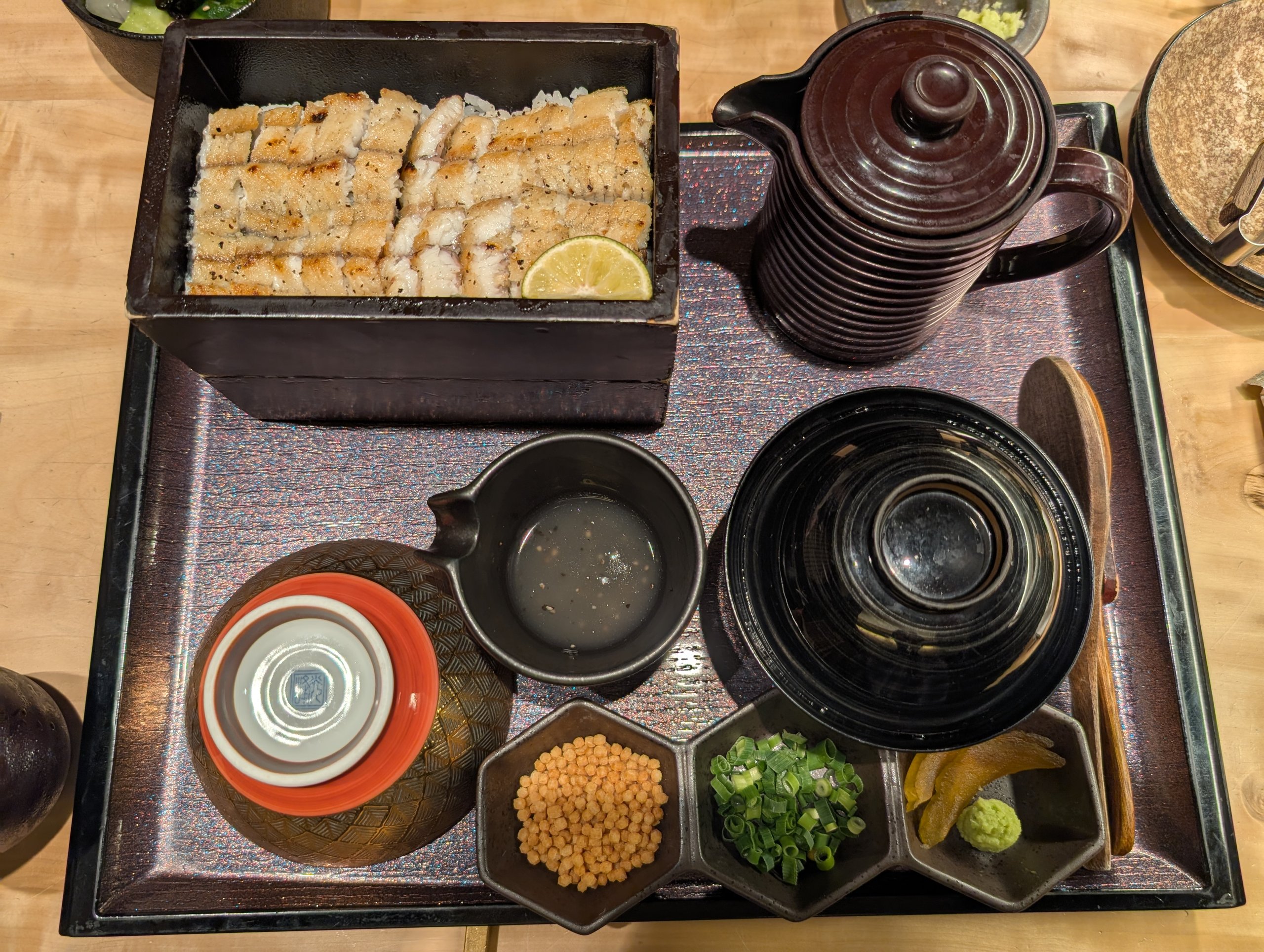 細く切ったうなぎがのったお櫃と、薬味やお茶のセット