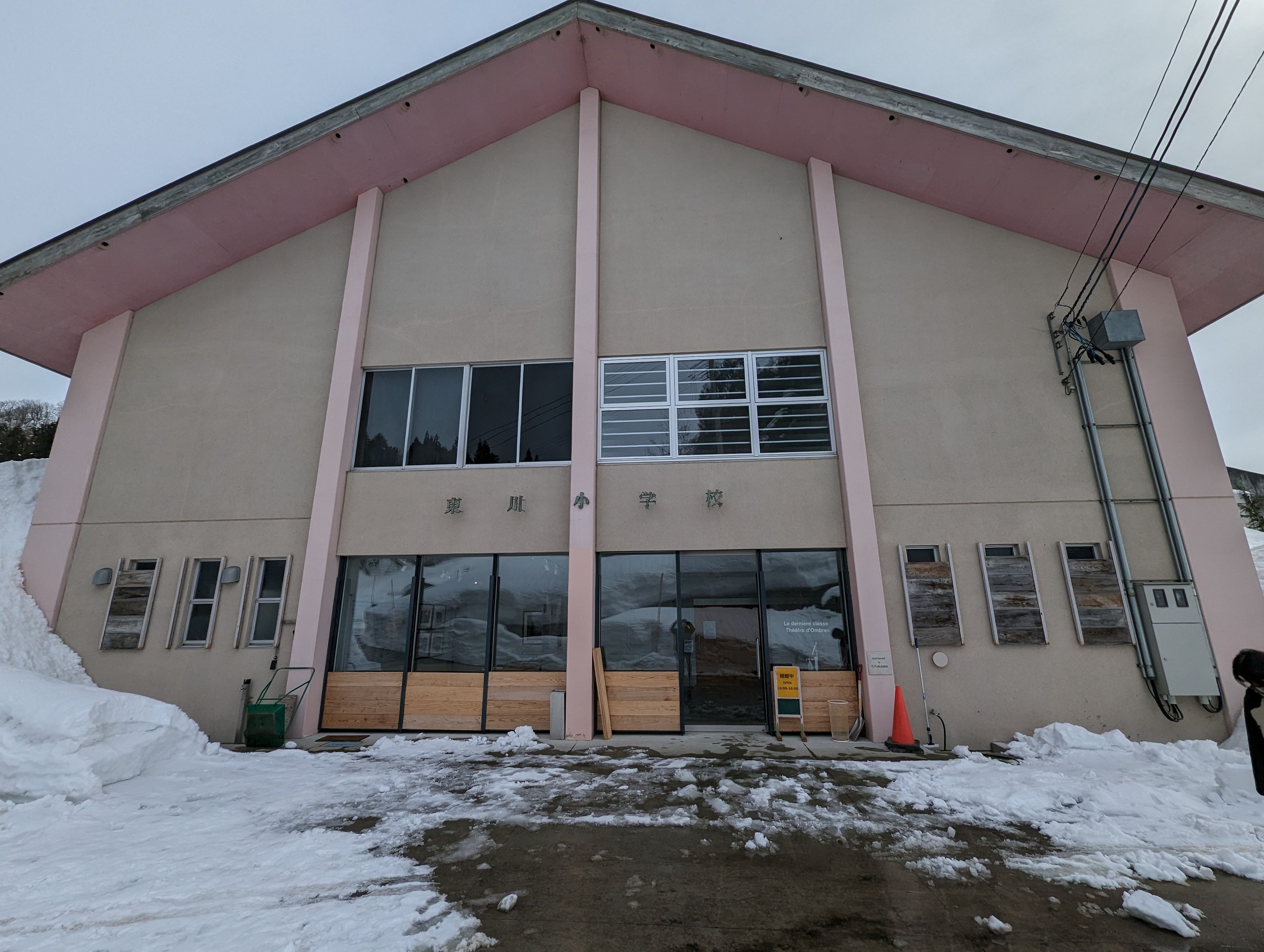 雪に囲まれた、旧東川小学校の体育館