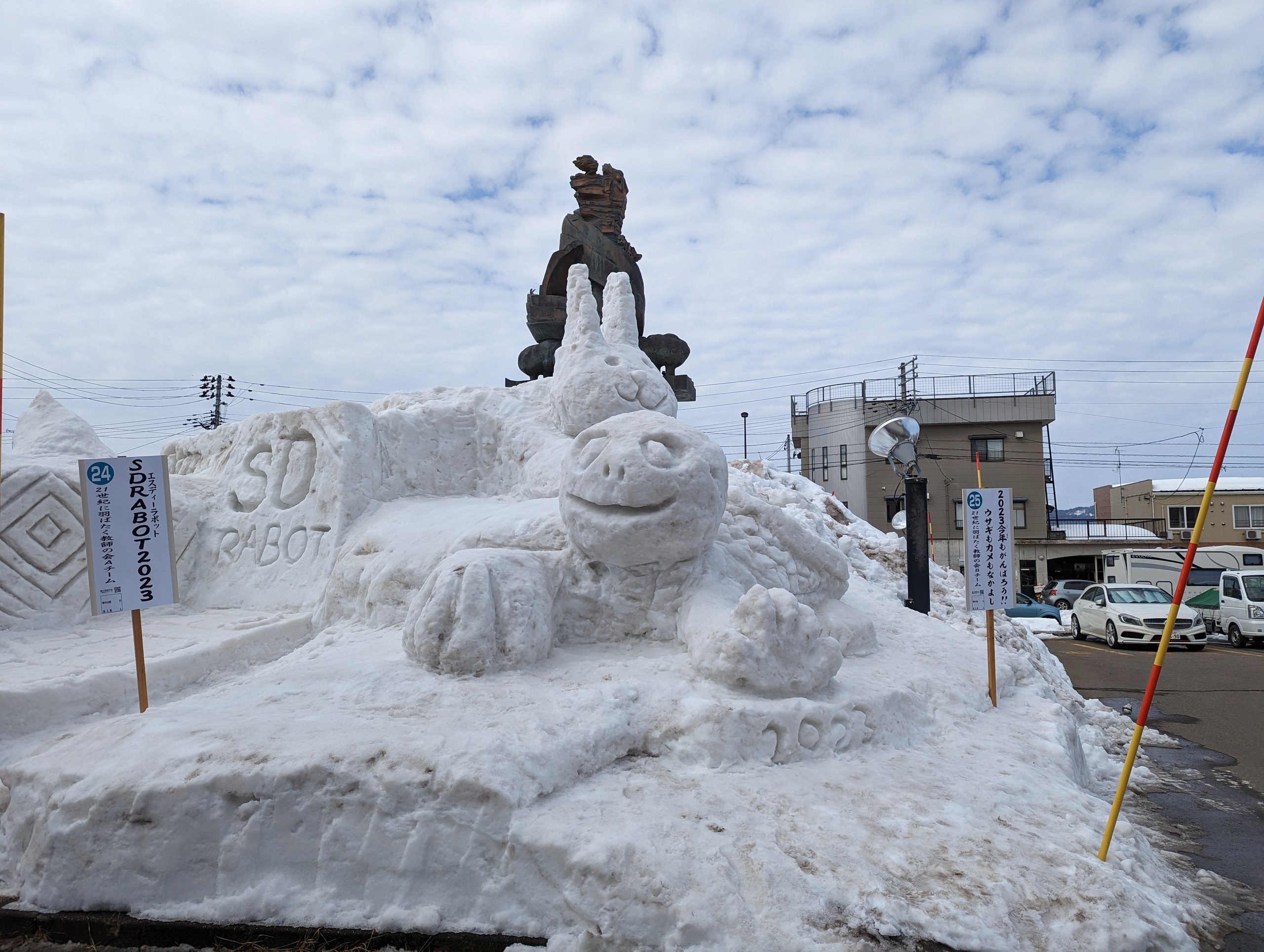 雪の上に作られた大きな雪像