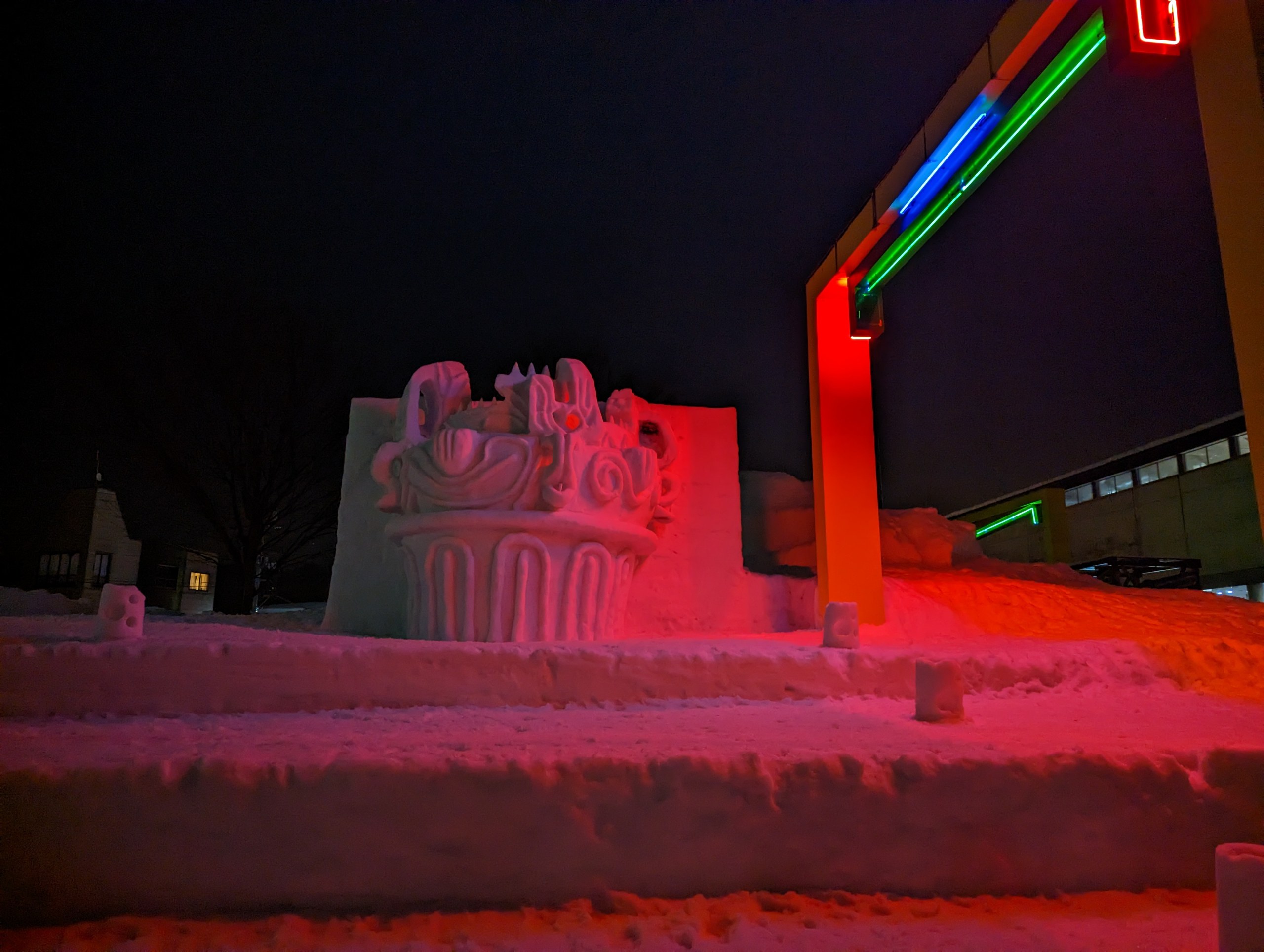 赤い光に照らされた、夜の雪像