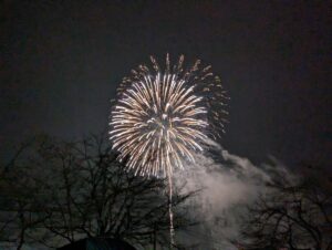 夜空に大きく開く、白い打ち上げ花火