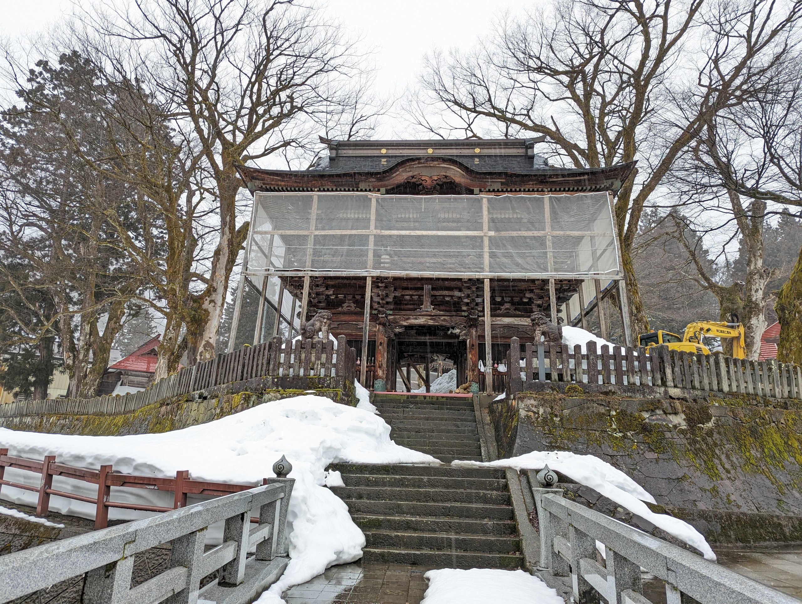雪よけのカバーがかかった、毘沙門堂の立派な門