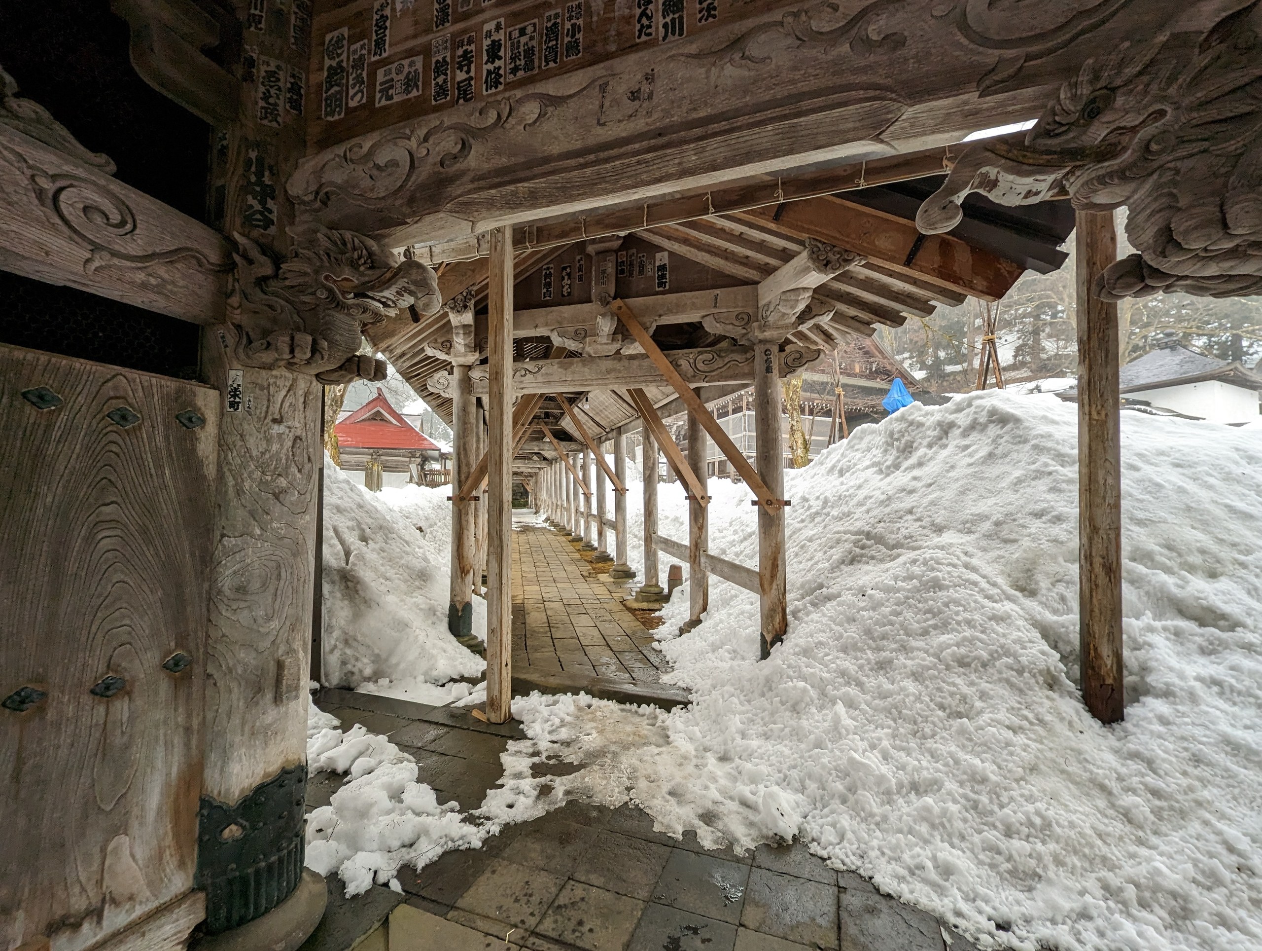 雪に埋もれた、境内の回廊