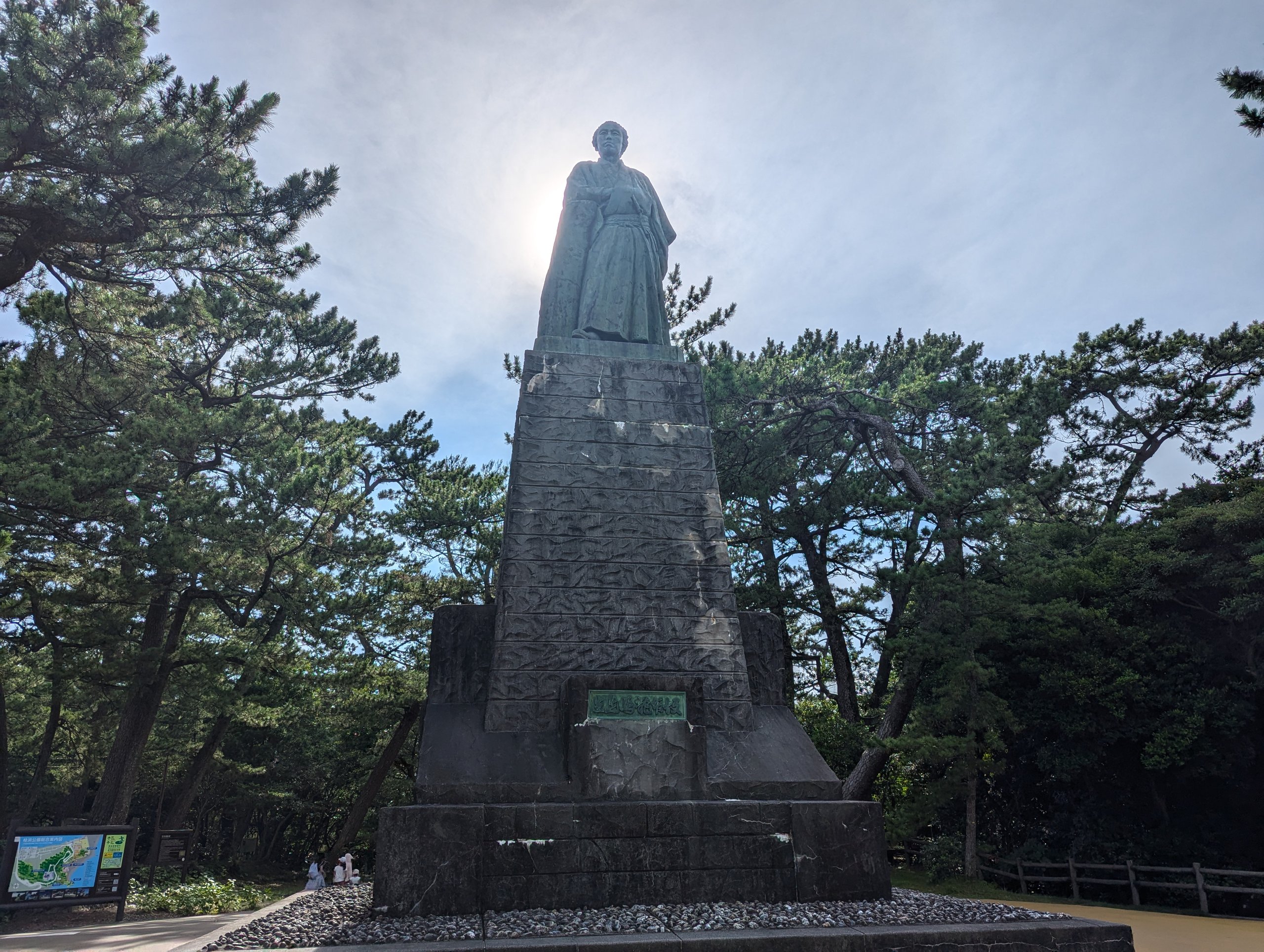 松の木に囲まれた、桂浜の坂本龍馬像