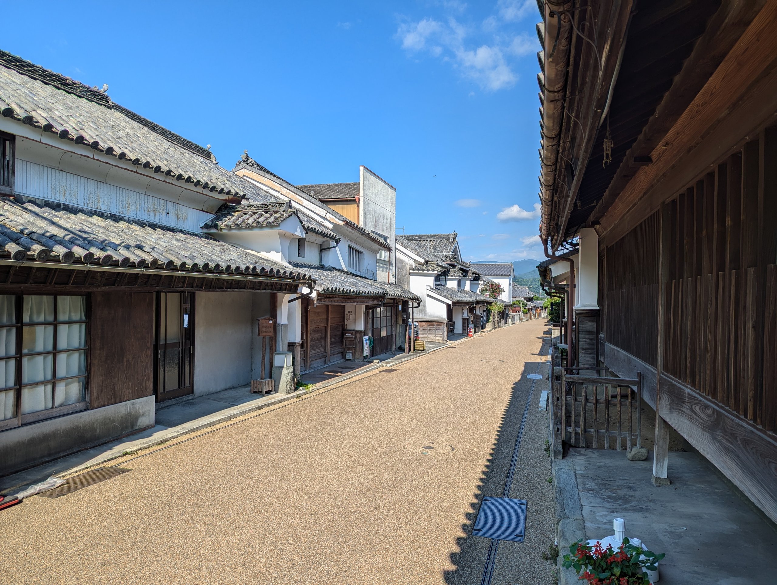白壁と瓦屋根の家が並ぶ、朝のうだつの町並み