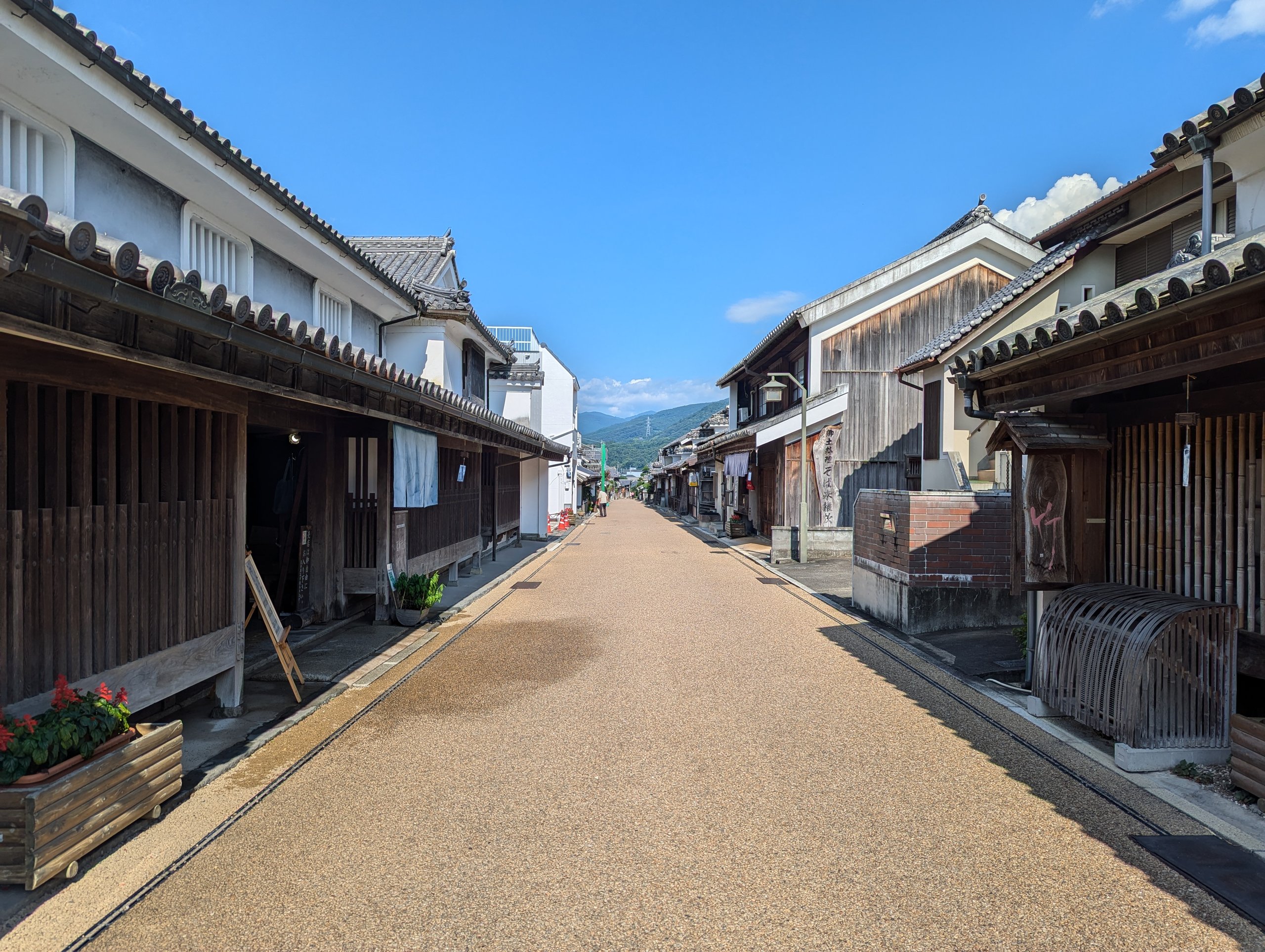 人のいない、まっすぐなうだつの町並みの通り