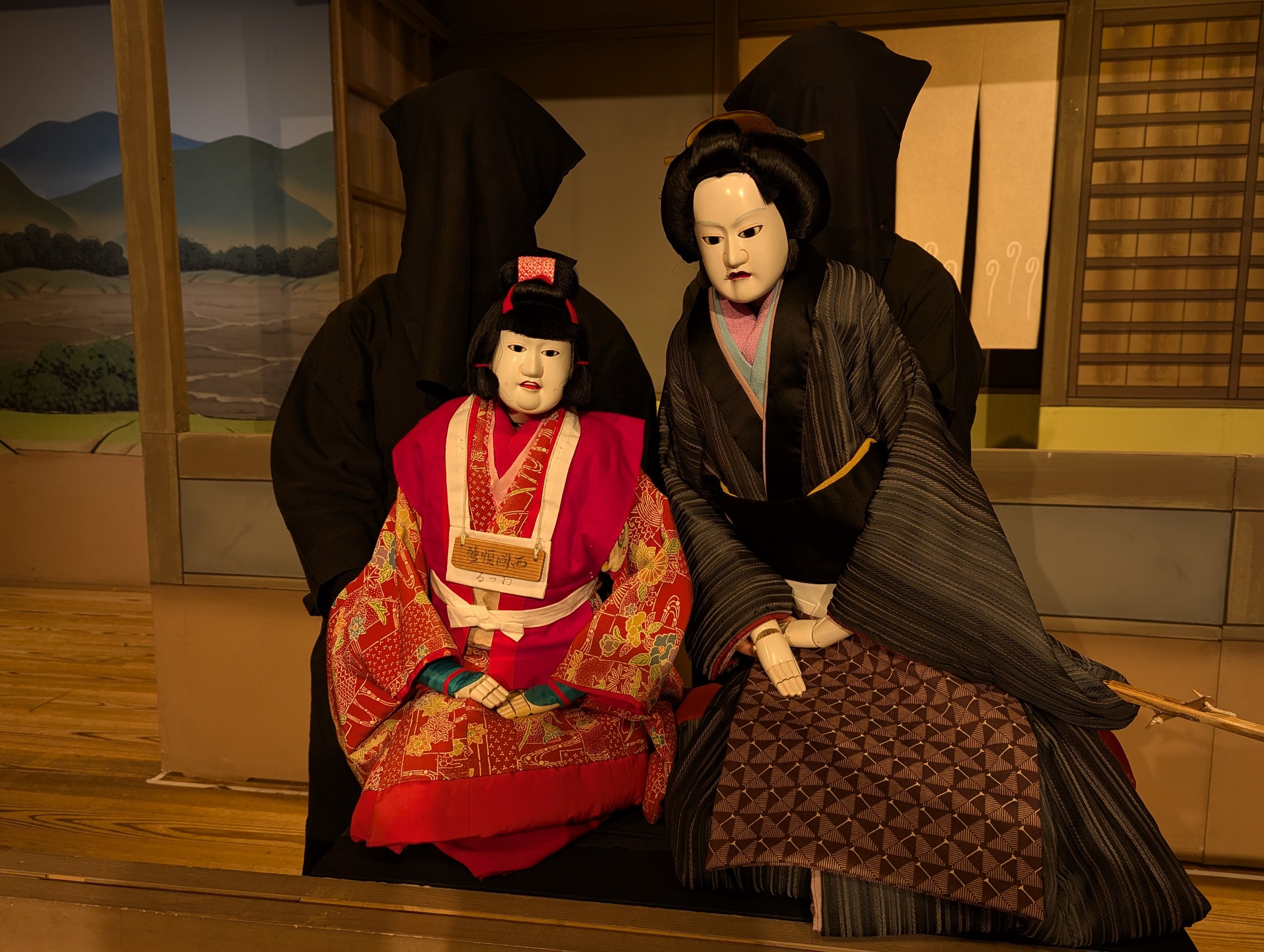 赤い着物の娘と、黒い着物の女性の人形